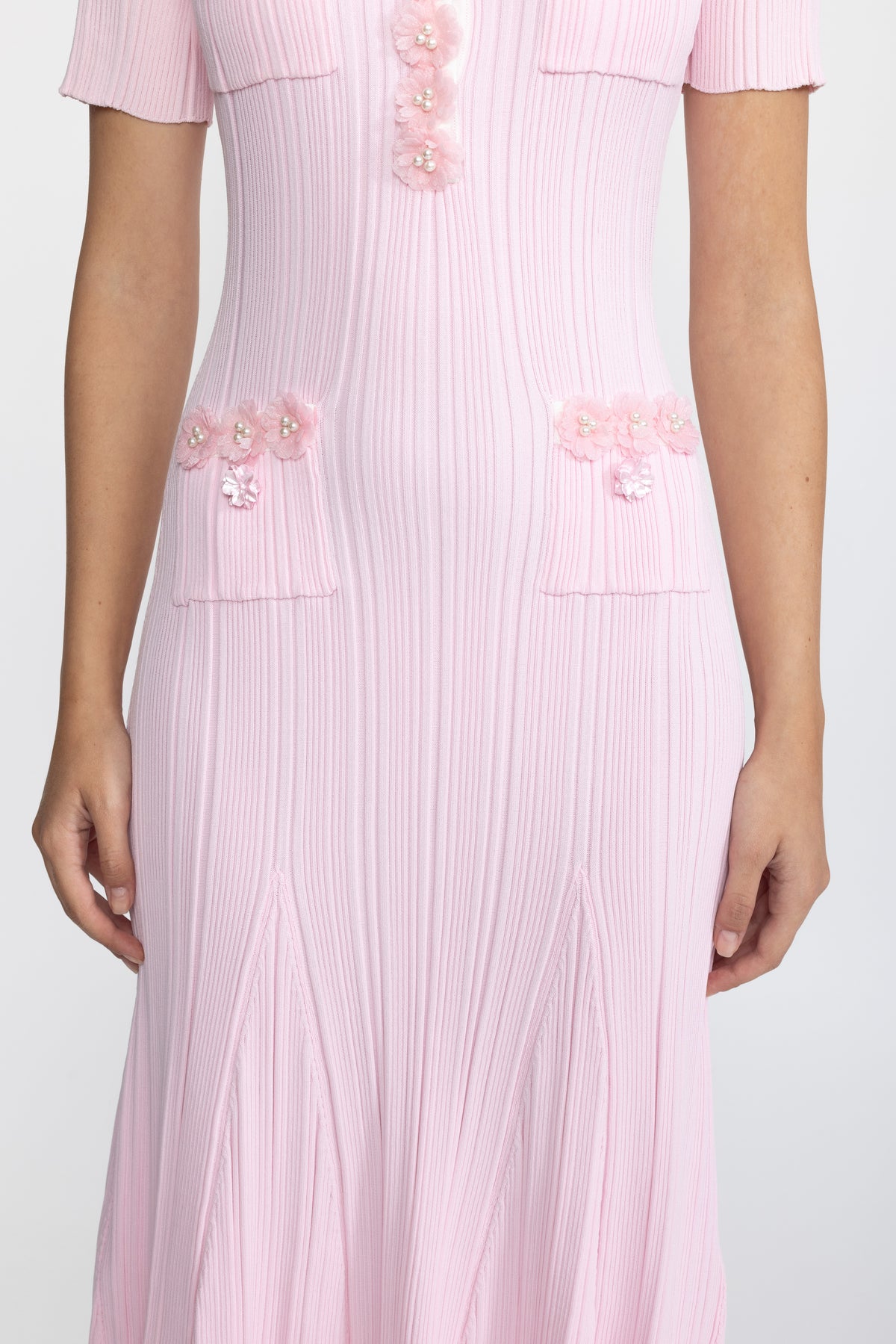 Geripptes Midi-Kleid aus Strick mit Blumenapplikation - Pink