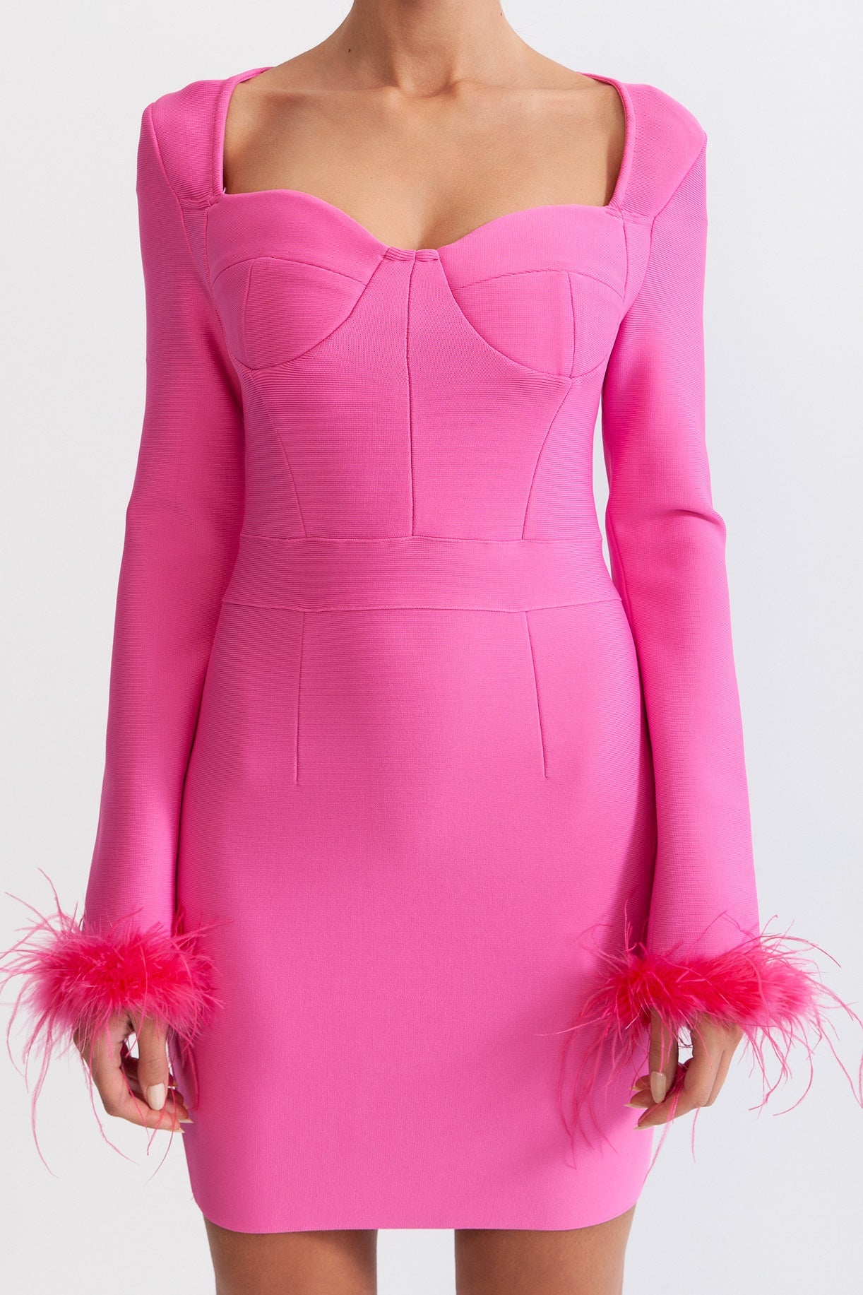 Mini-Kleid mit langen Ärmeln und Federn - Fuchsia