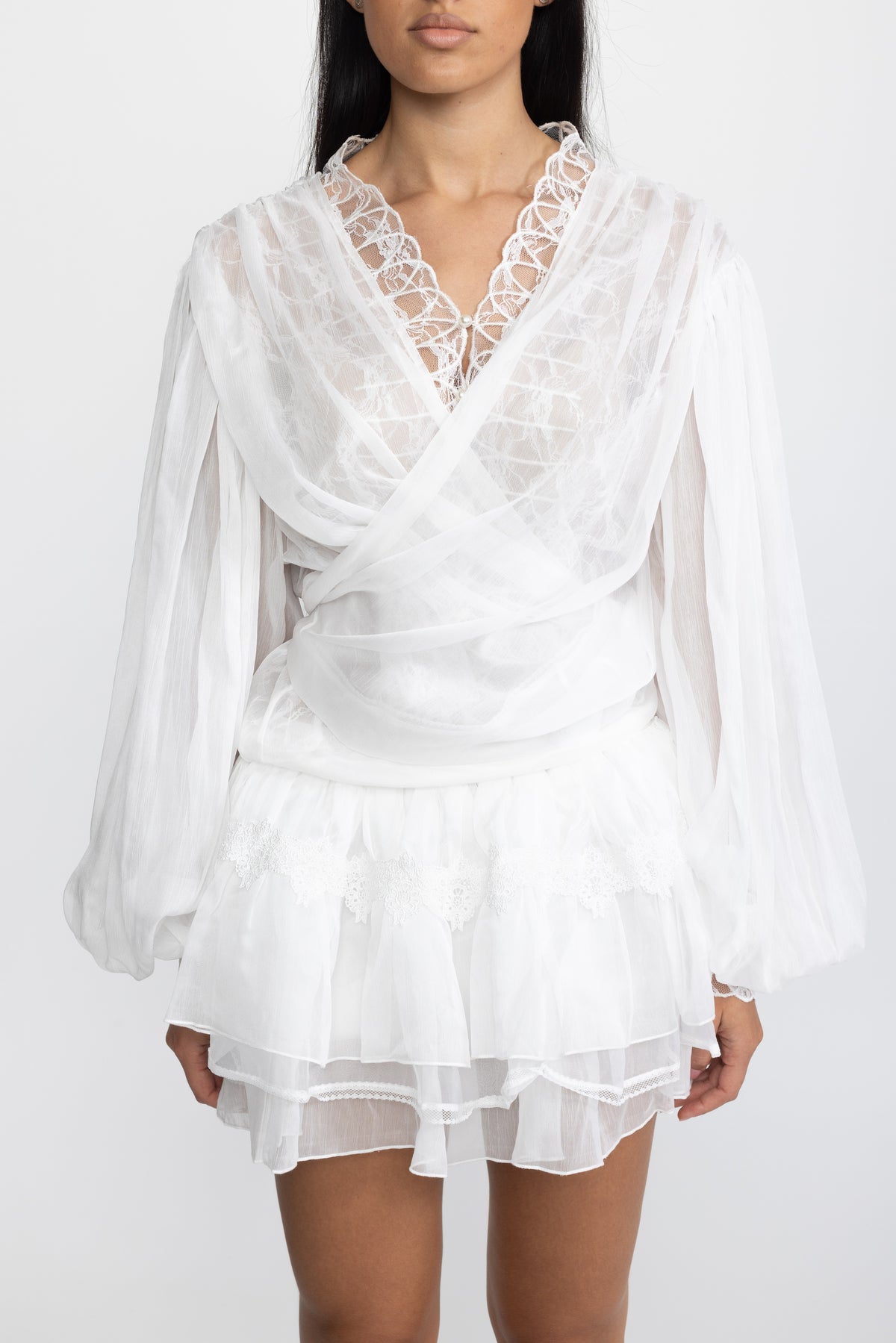 Bluse mit Chiffon-Wickeldesign und Spitzeneinsatz sowie Minirock mit Rüschen im Co-ord-Set - Weiß
