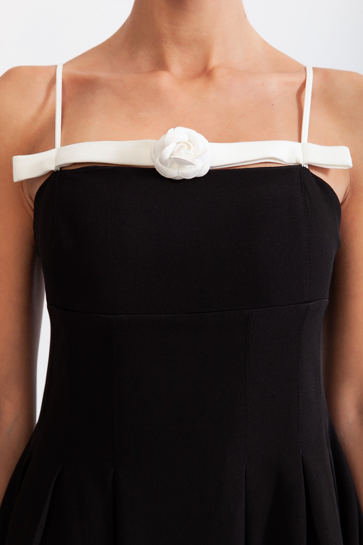 Midikleid mit Blumendetail - Schwarz