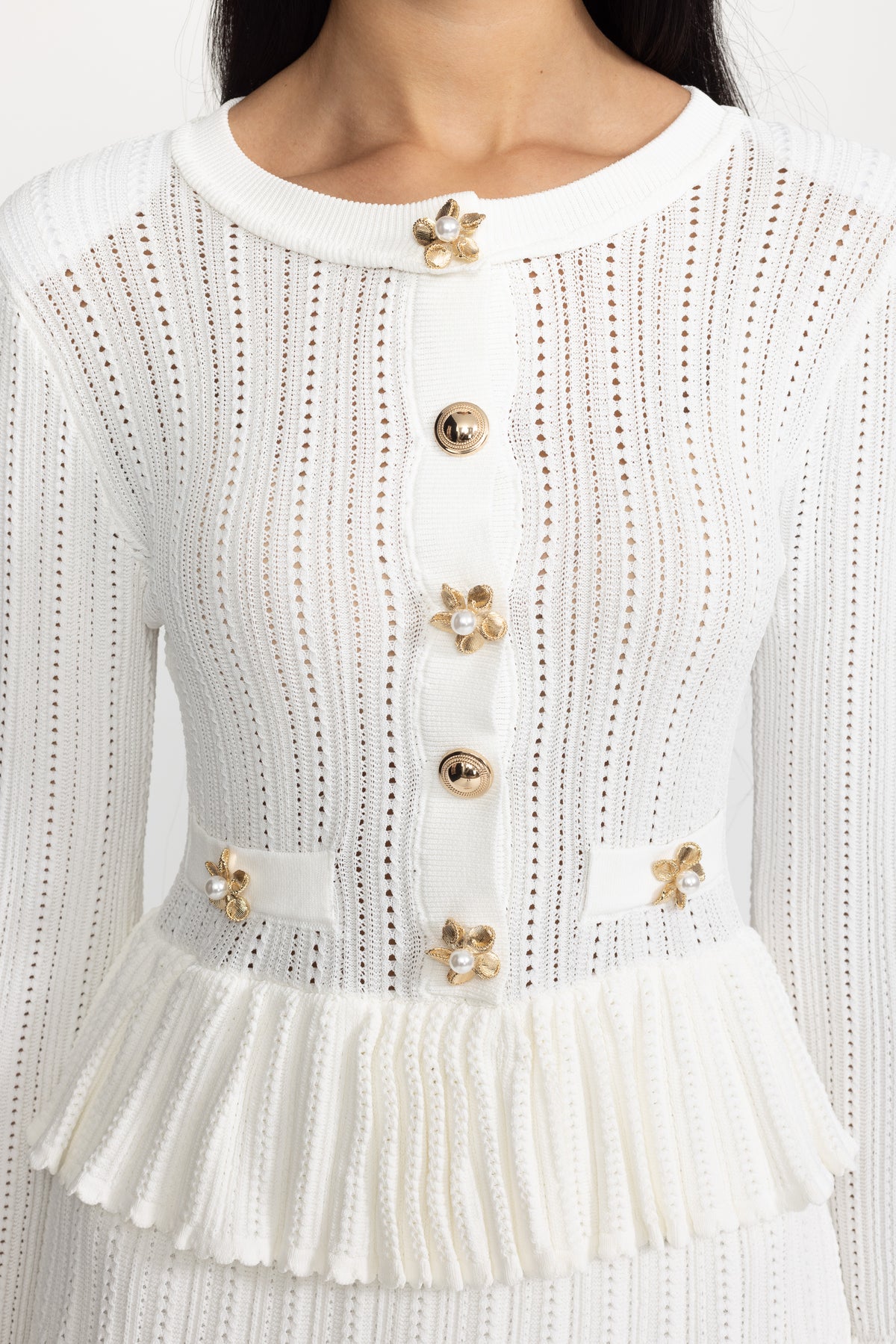 Pointelle-Strick-Minikleid mit Schößchen und Blumenknöpfen - Weiß