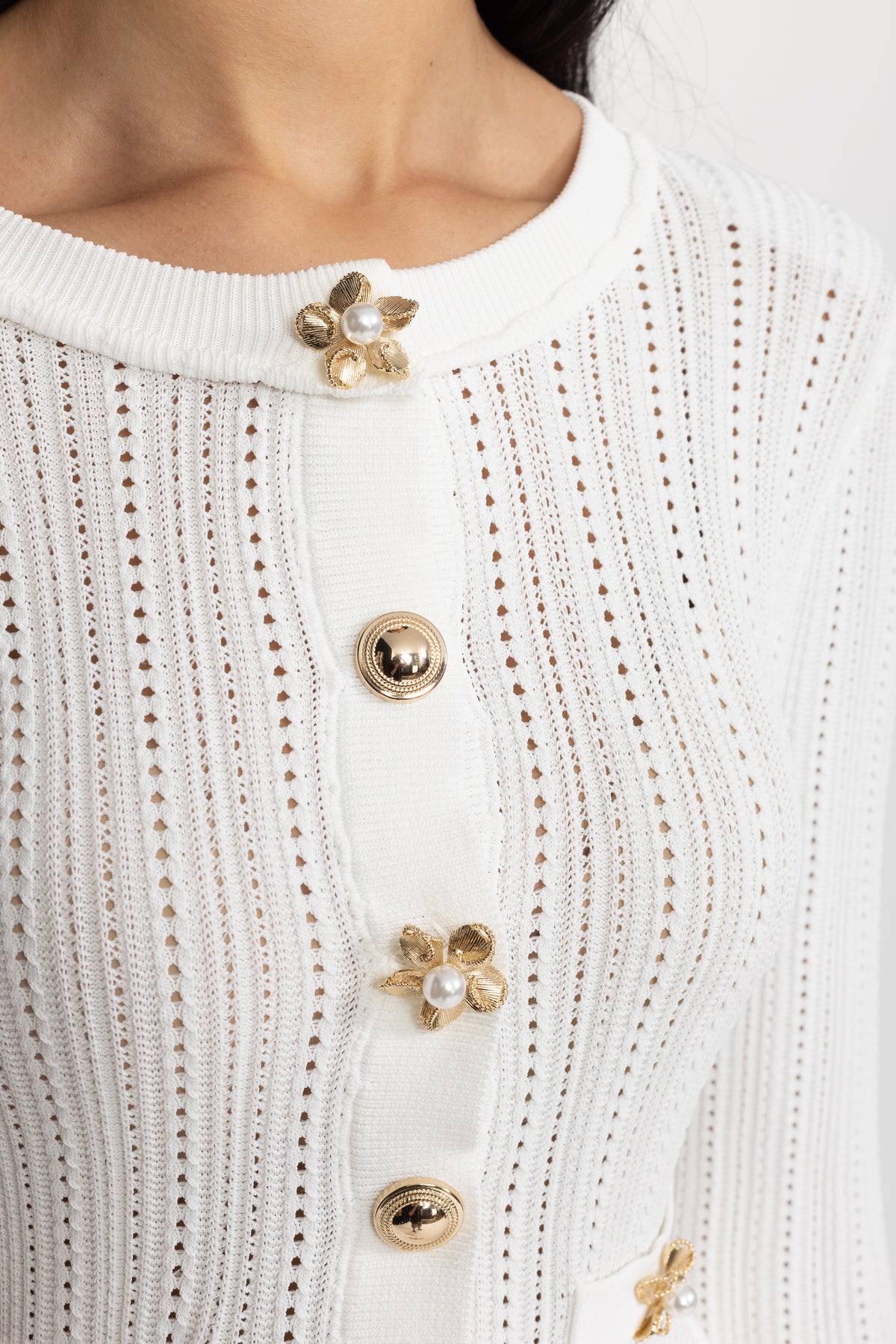 Pointelle-Strick-Minikleid mit Schößchen und Blumenknöpfen - Weiß