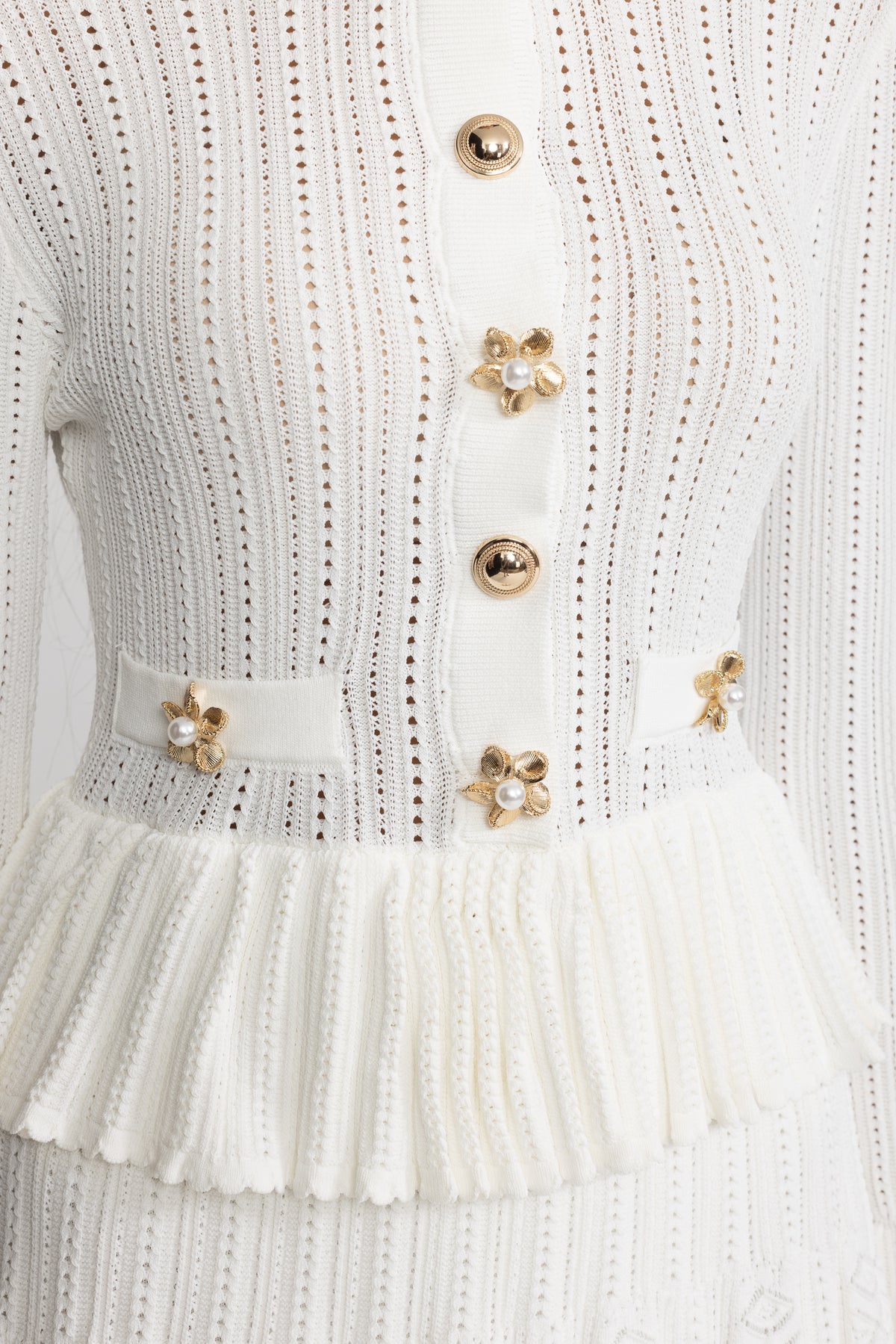Pointelle-Strick-Minikleid mit Schößchen und Blumenknöpfen - Weiß