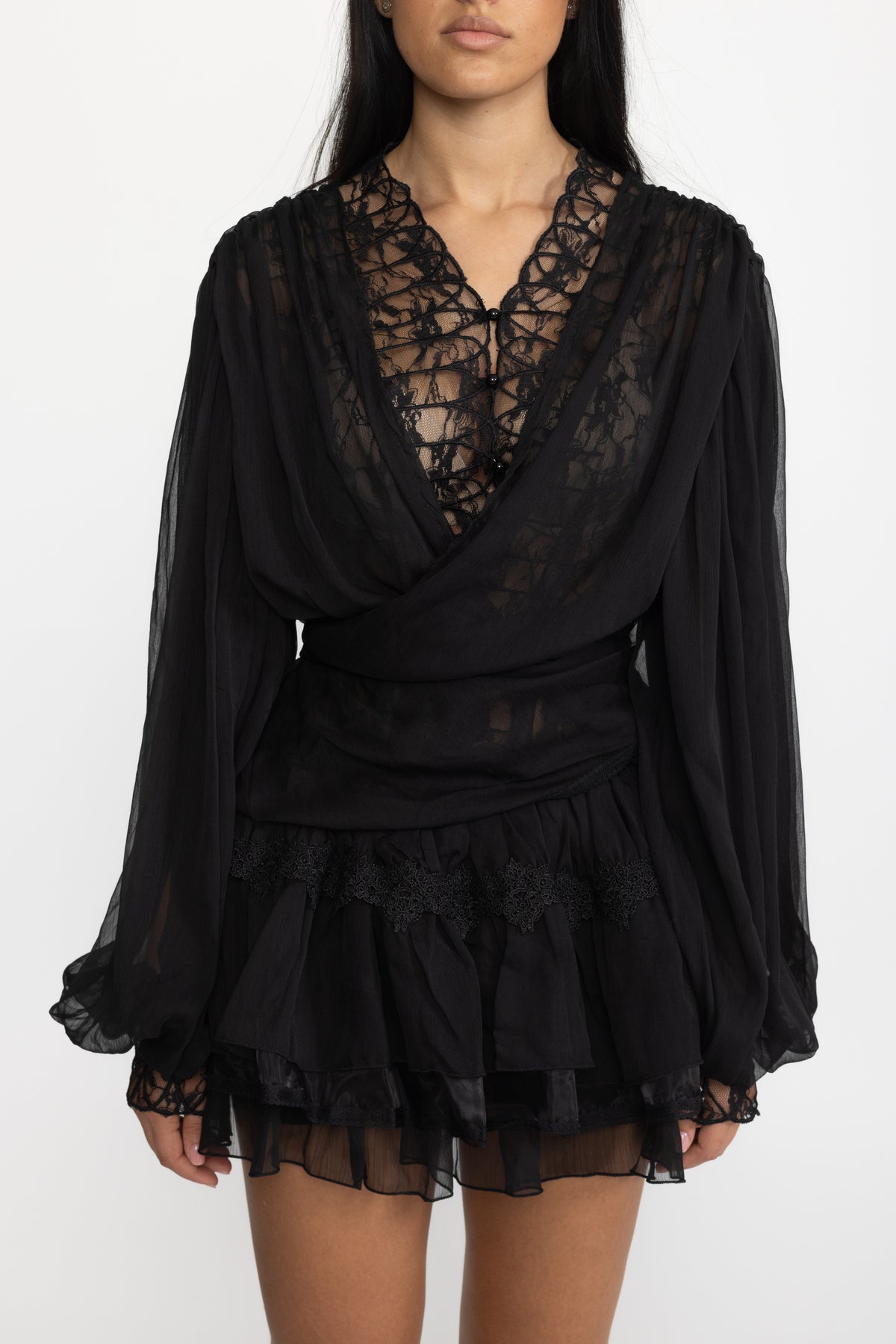 Zweiteiliges Set aus Chiffon-Wickelbluse mit Spitzeneinsatz und Minirock mit Rüschen - Schwarz