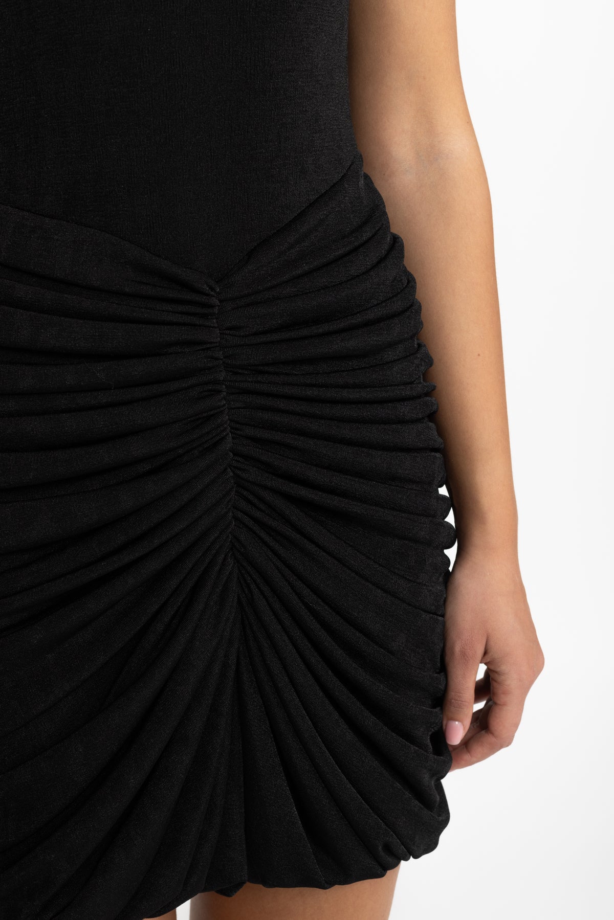 Gerafftes Mini-Cape-Kleid – Schwarz