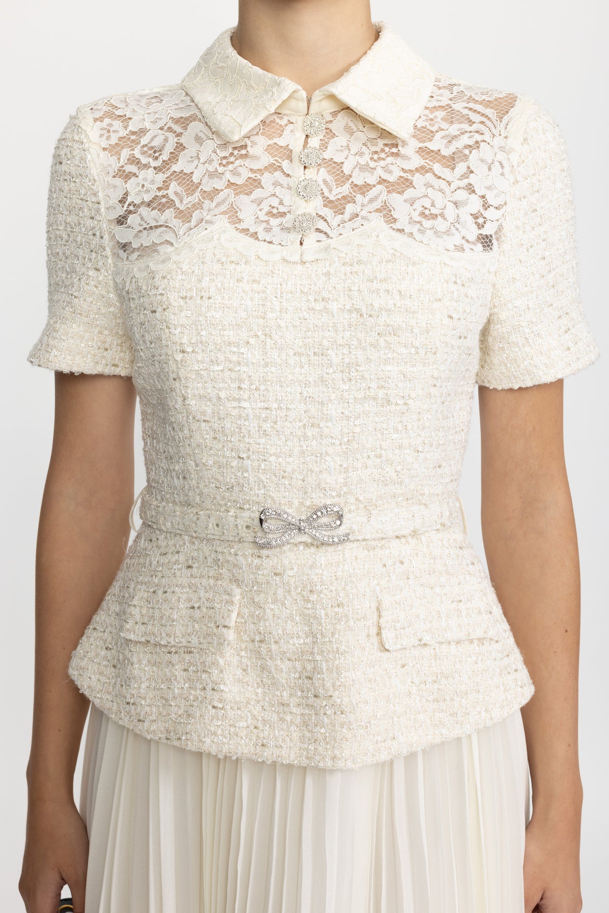 Tweed-Peplumkleid mit Spitzenpasse und plissiertem Rock - Ivoire