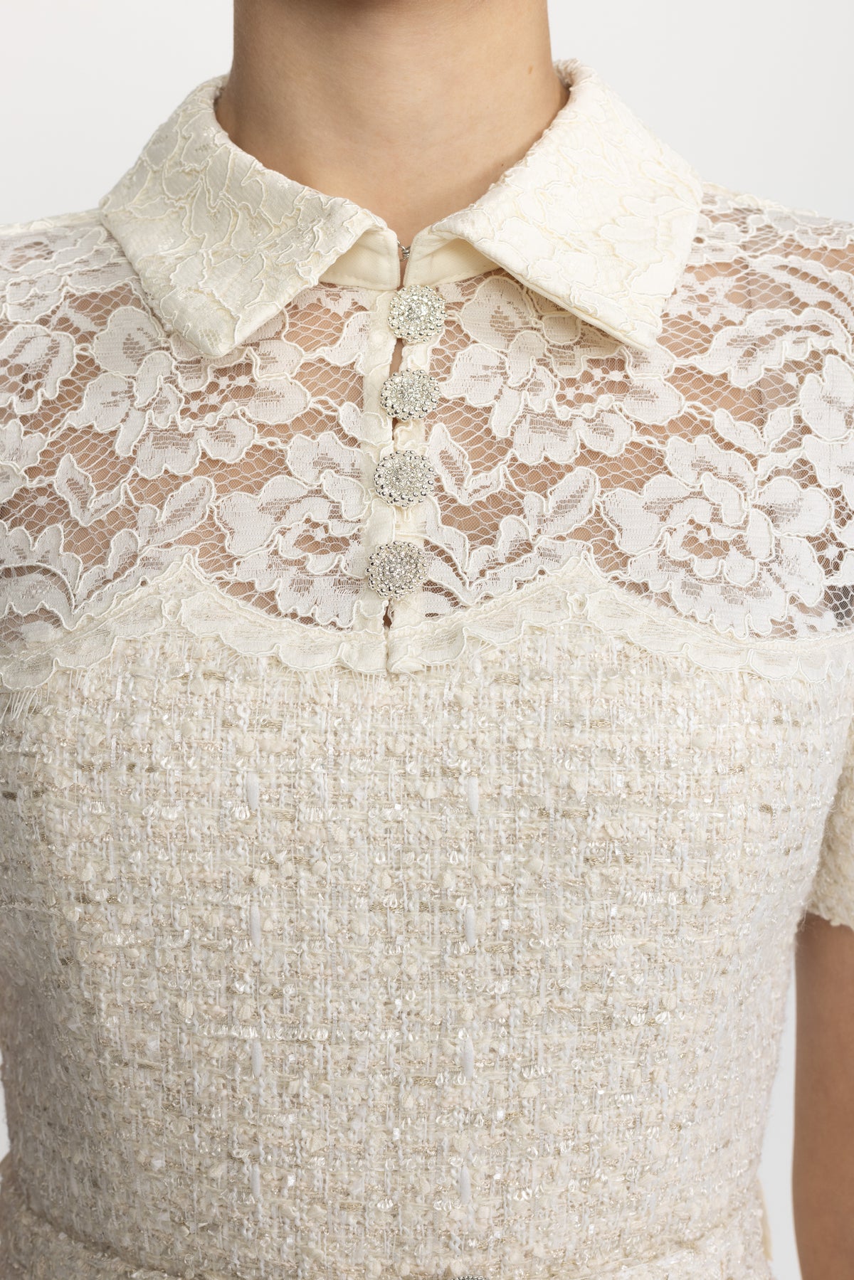 Tweed-Peplumkleid mit Spitzenpasse und plissiertem Rock - Ivoire