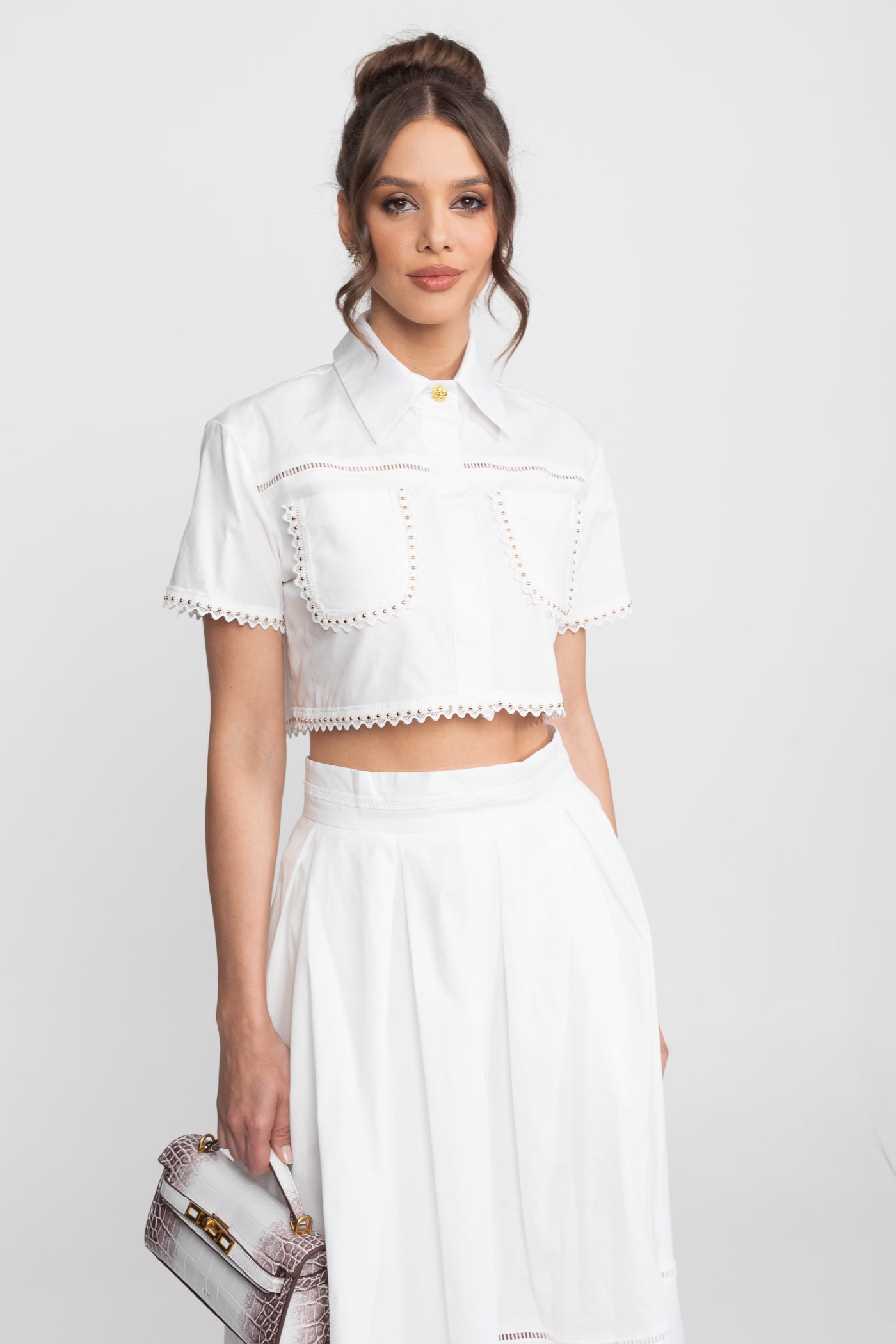 Co-Ord-Set aus verkürztem Hemd und Midi-Rock mit Broderie-Verzierung – Weiß