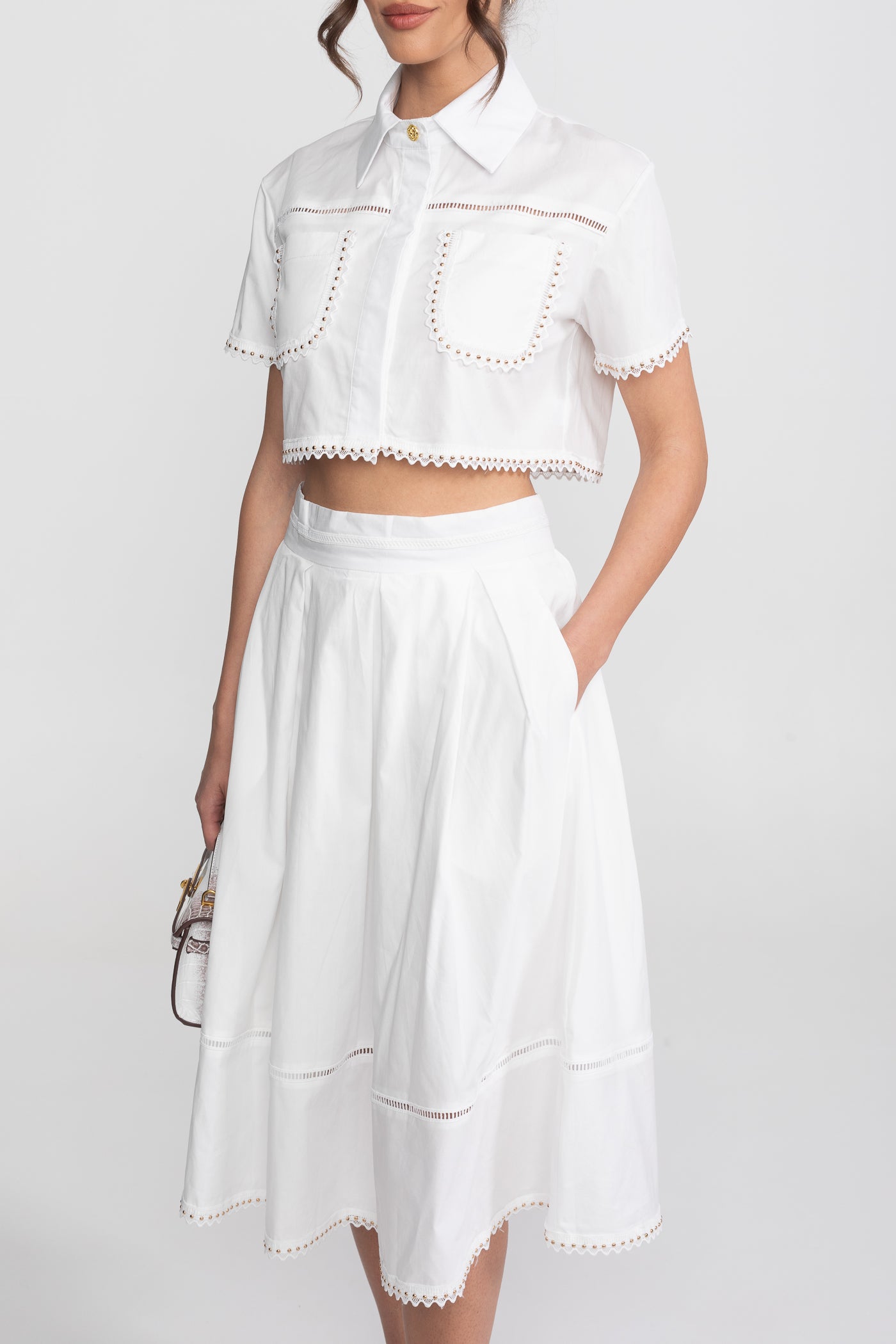 Co-Ord-Set aus verkürztem Hemd und Midi-Rock mit Broderie-Verzierung – Weiß