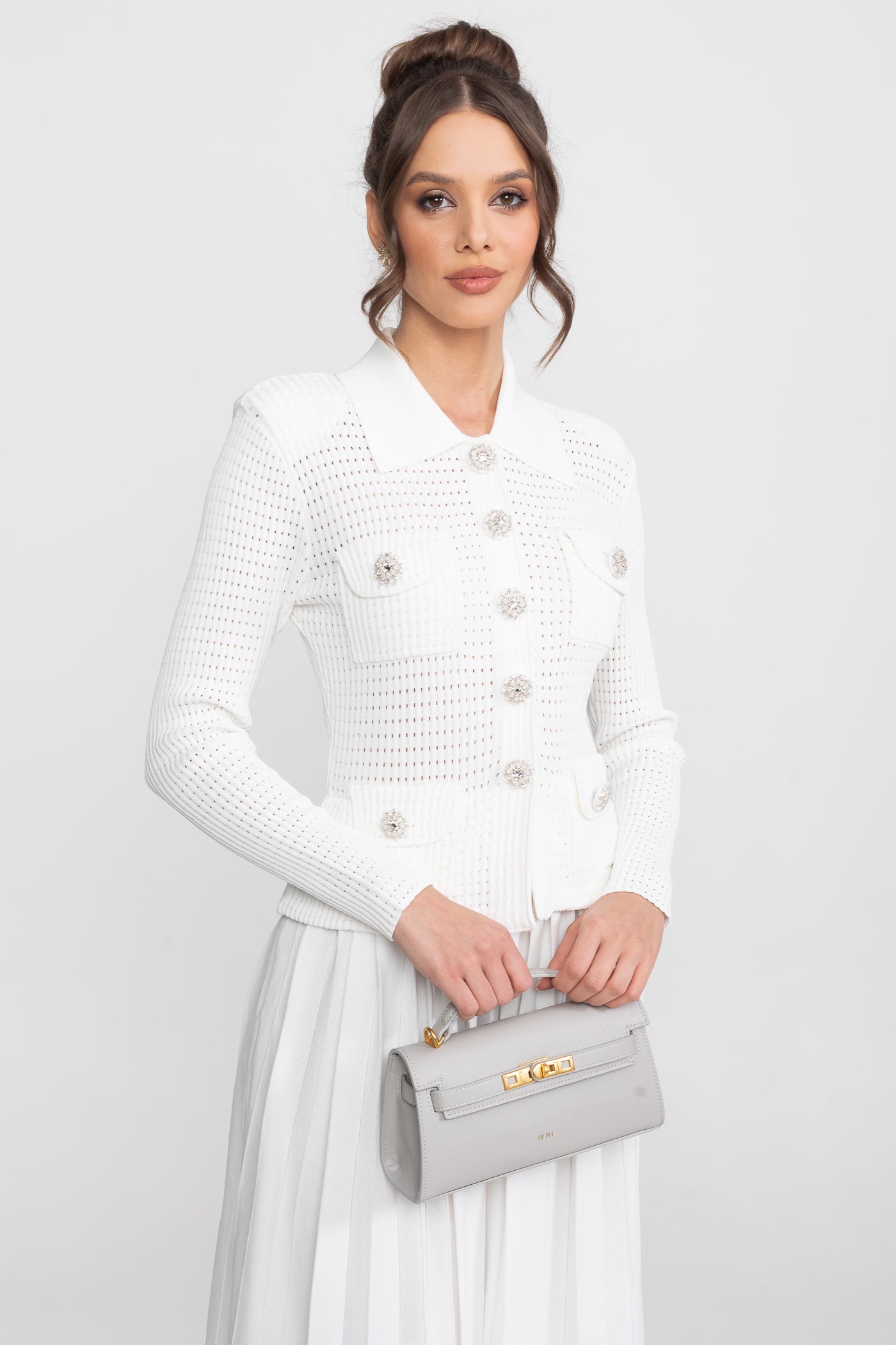 Co-Ord-Set aus offen gestrickter Strickjacke und plissiertem Midirock – Weiß