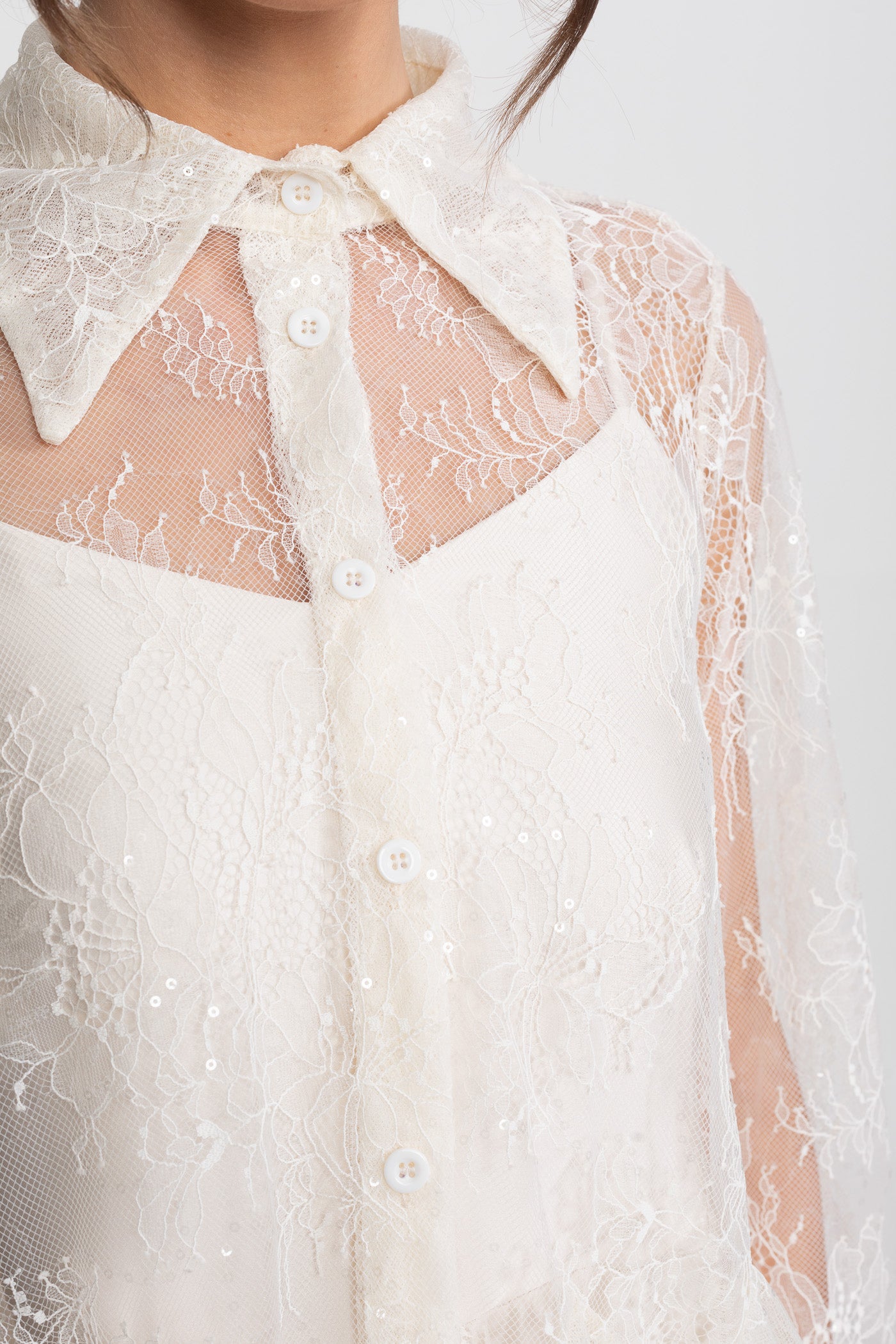 Transparente Spitzen-Peplum-Bluse mit Rüschen-Saum und Satin-Maxirock - Ivoire
