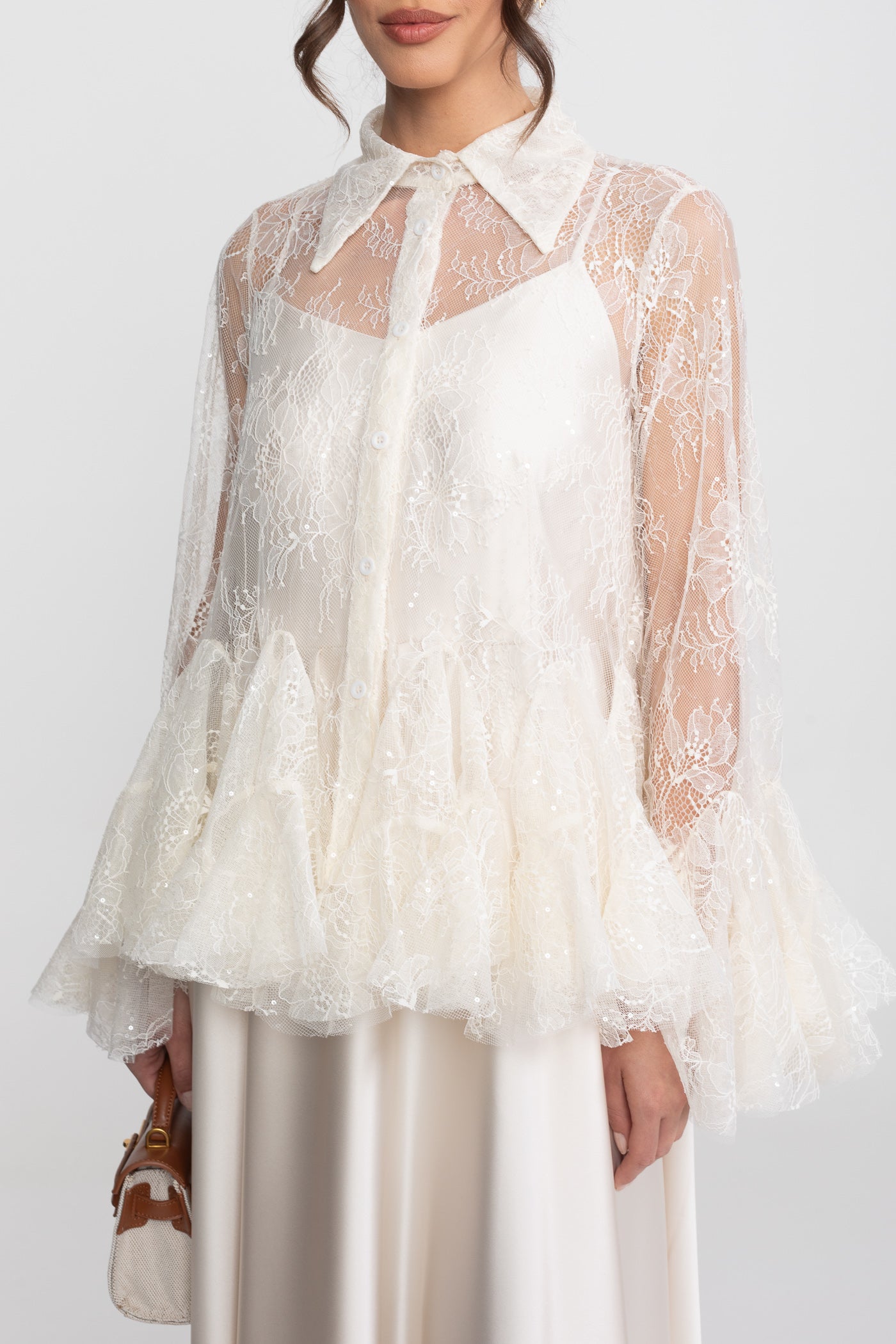 Transparente Spitzen-Peplum-Bluse mit Rüschen-Saum und Satin-Maxirock - Ivoire