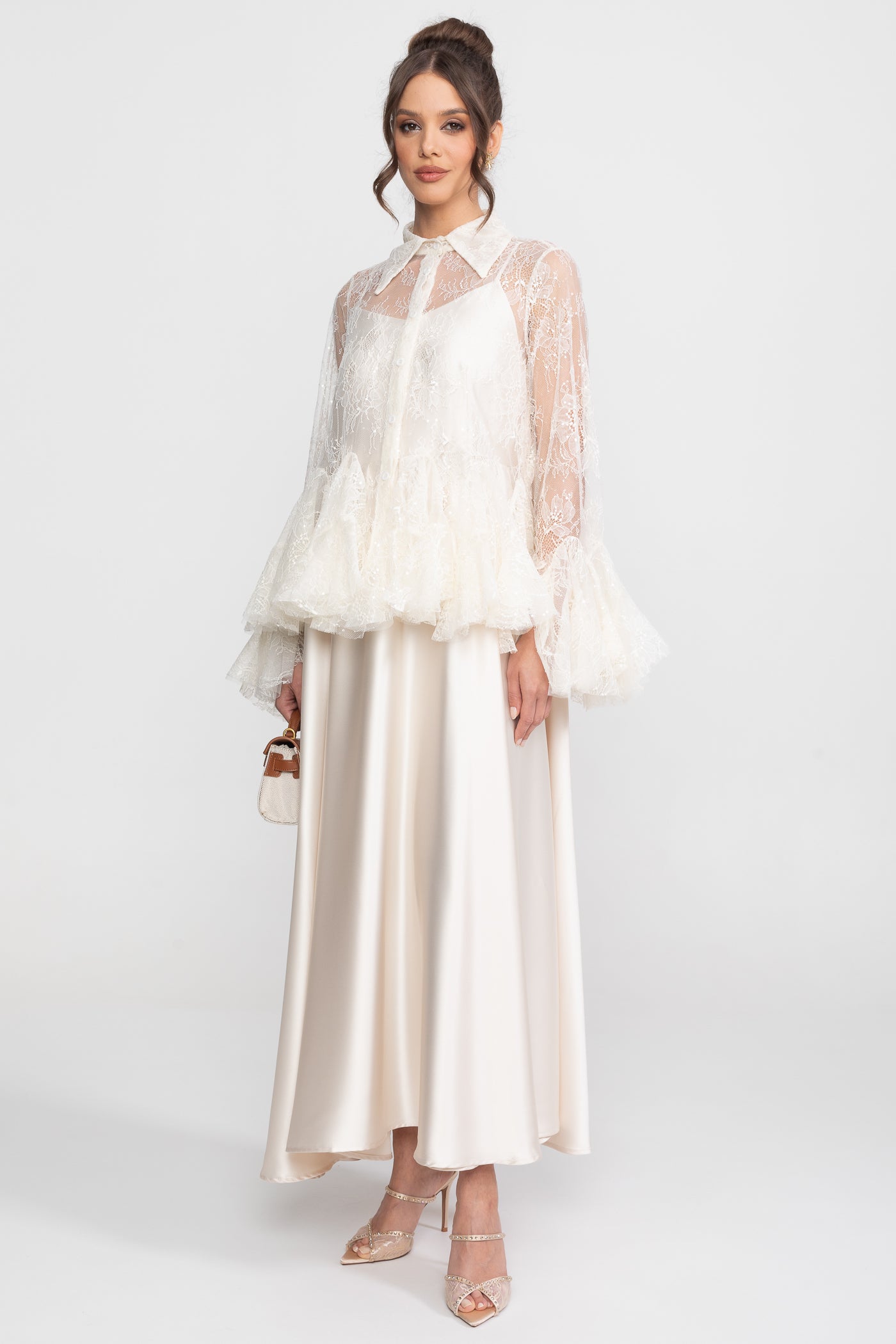 Transparente Spitzen-Peplum-Bluse mit Rüschen-Saum und Satin-Maxirock - Ivoire