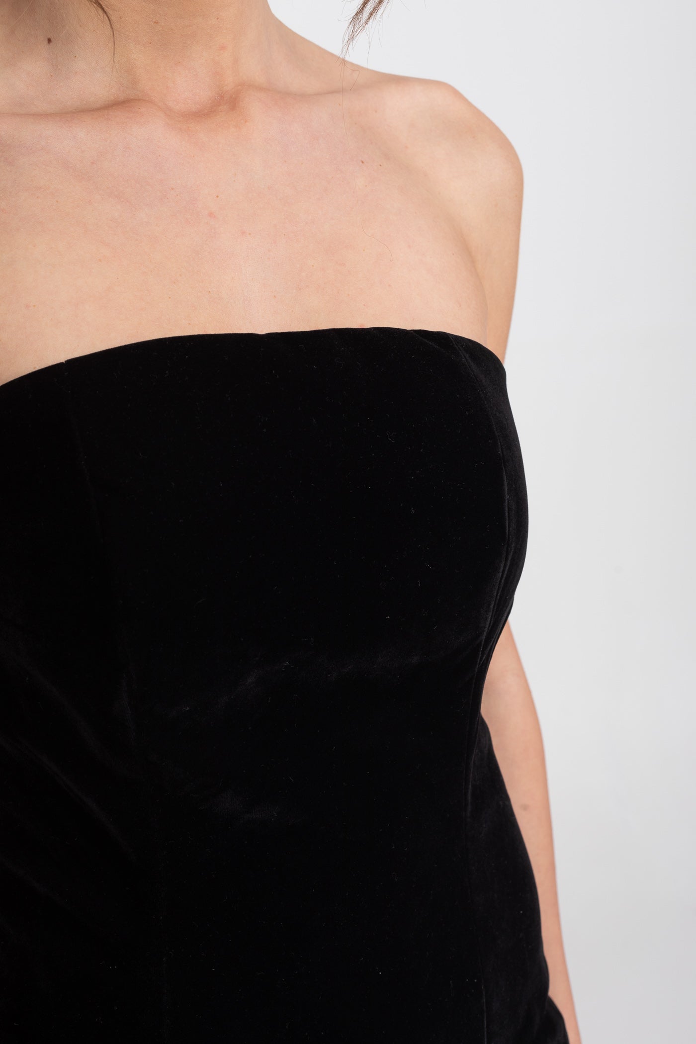 Schulterfreies Samt-Minikleid mit kontrastierendem Faltenrock - Schwarz