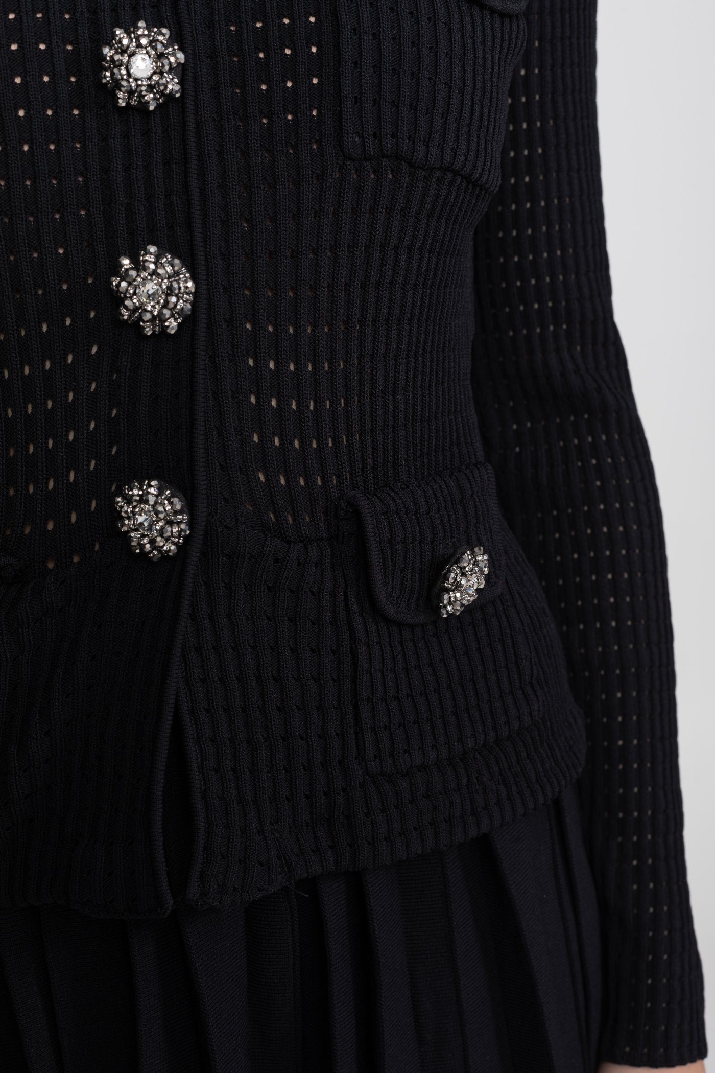 Co-Ord-Set aus offen gestricktem Cardigan und plissiertem Midi-Rock - Schwarz
