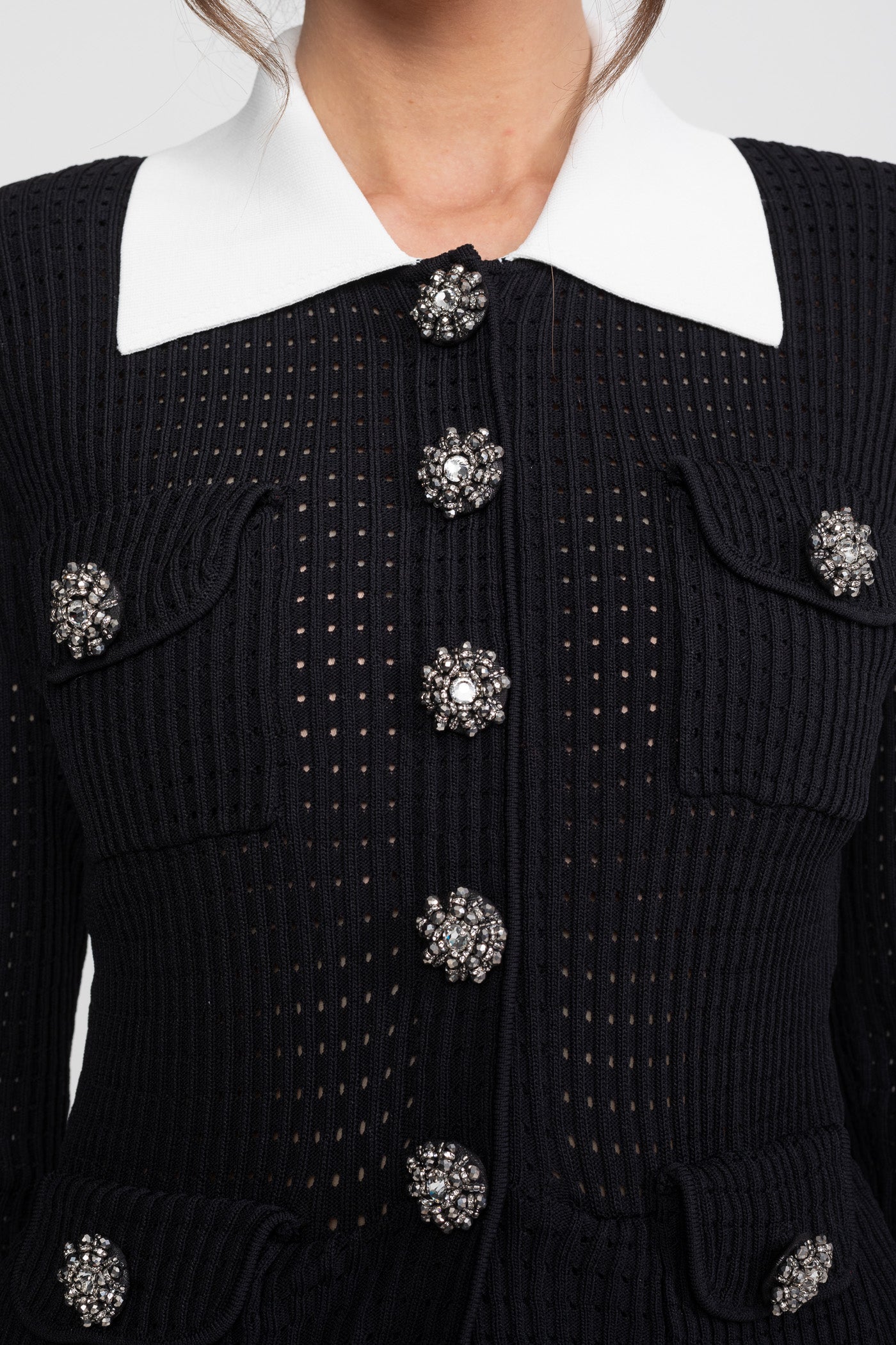 Co-Ord-Set aus offen gestricktem Cardigan und plissiertem Midi-Rock - Schwarz