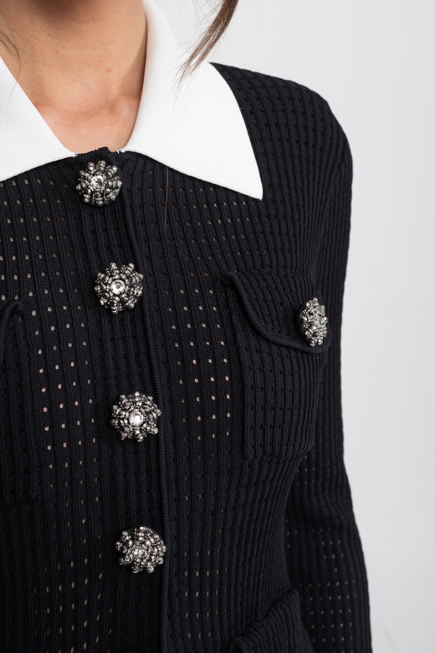 Co-Ord-Set aus offen gestricktem Cardigan und plissiertem Midi-Rock - Schwarz