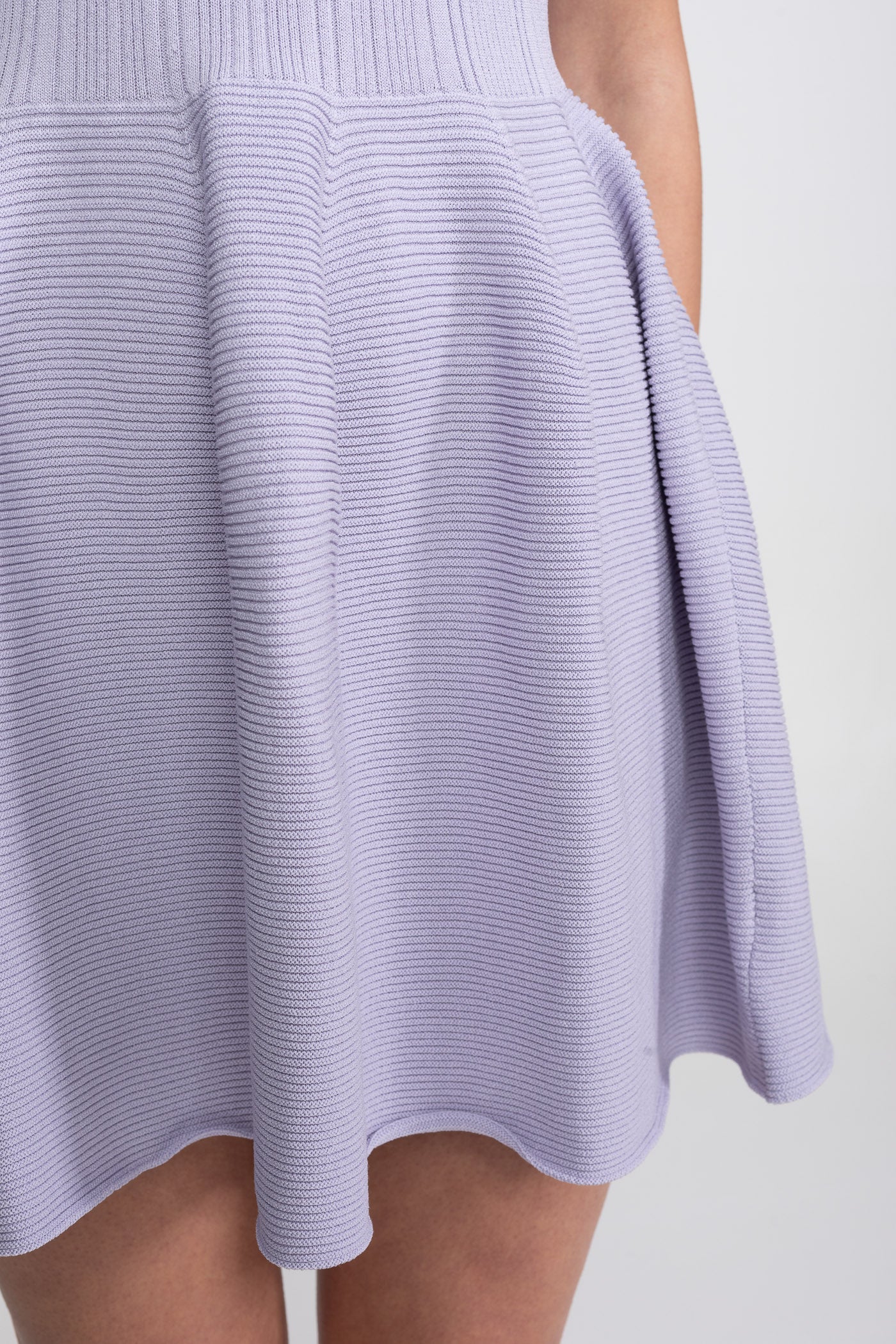Geripptes Strick-Minikleid mit offenem Polokragen und Schmuckknöpfen - Lilac