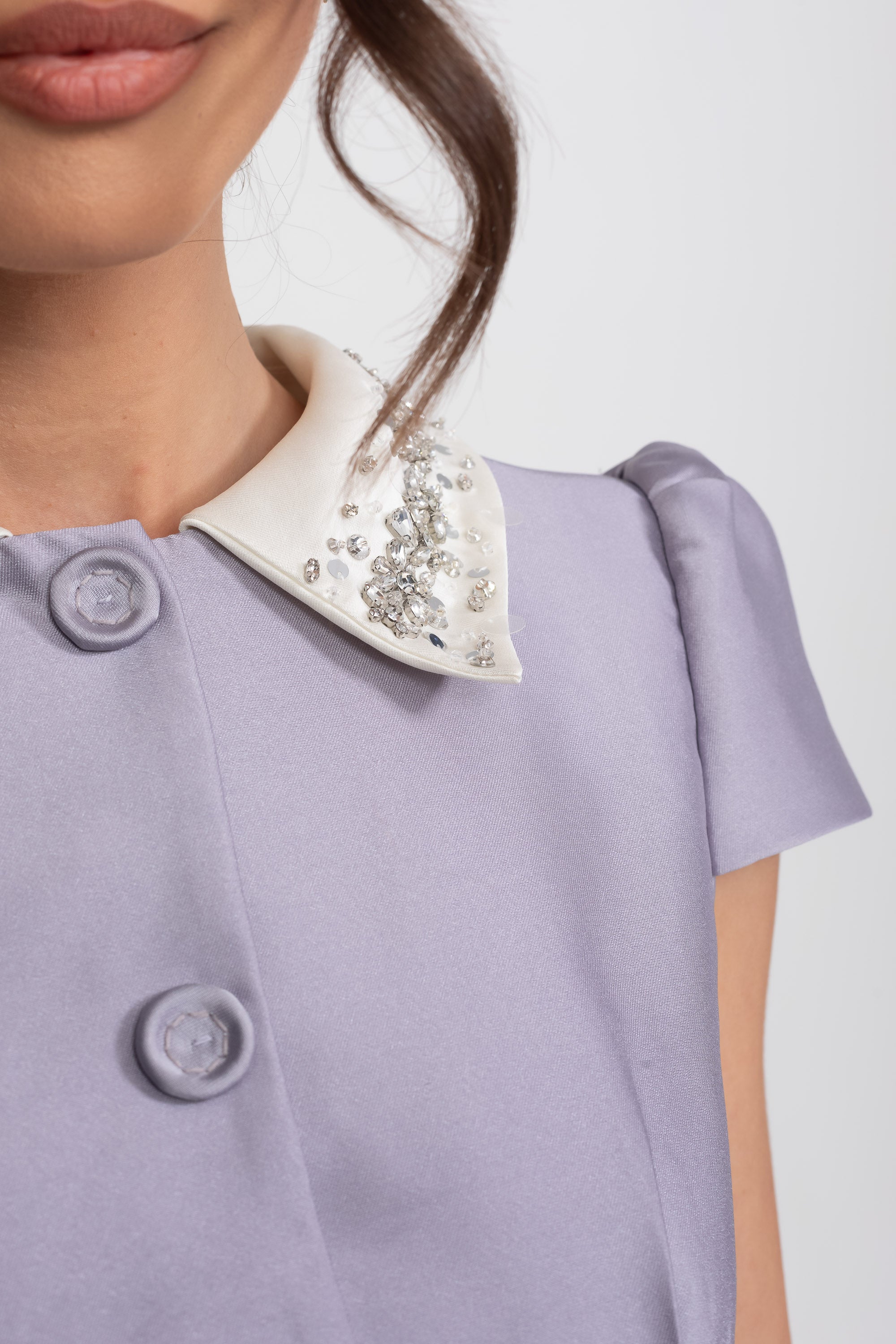 Satin-Minikleid mit Kristall-Peter-Pan-Kragen und Schleifenbund – Flieder