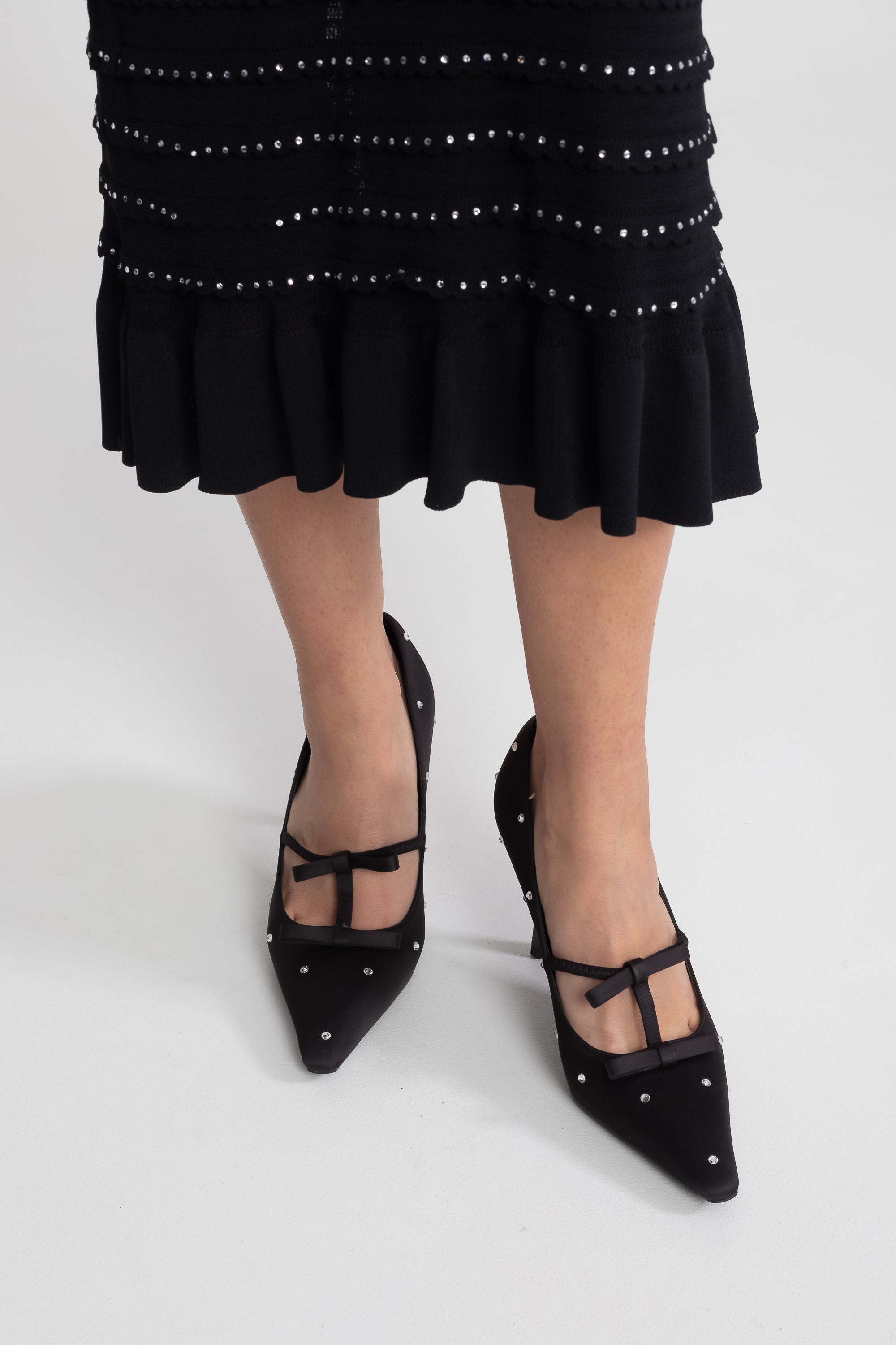Spitz zulaufende Pumps mit Schleifendetail und Kristallnieten - Schwarz