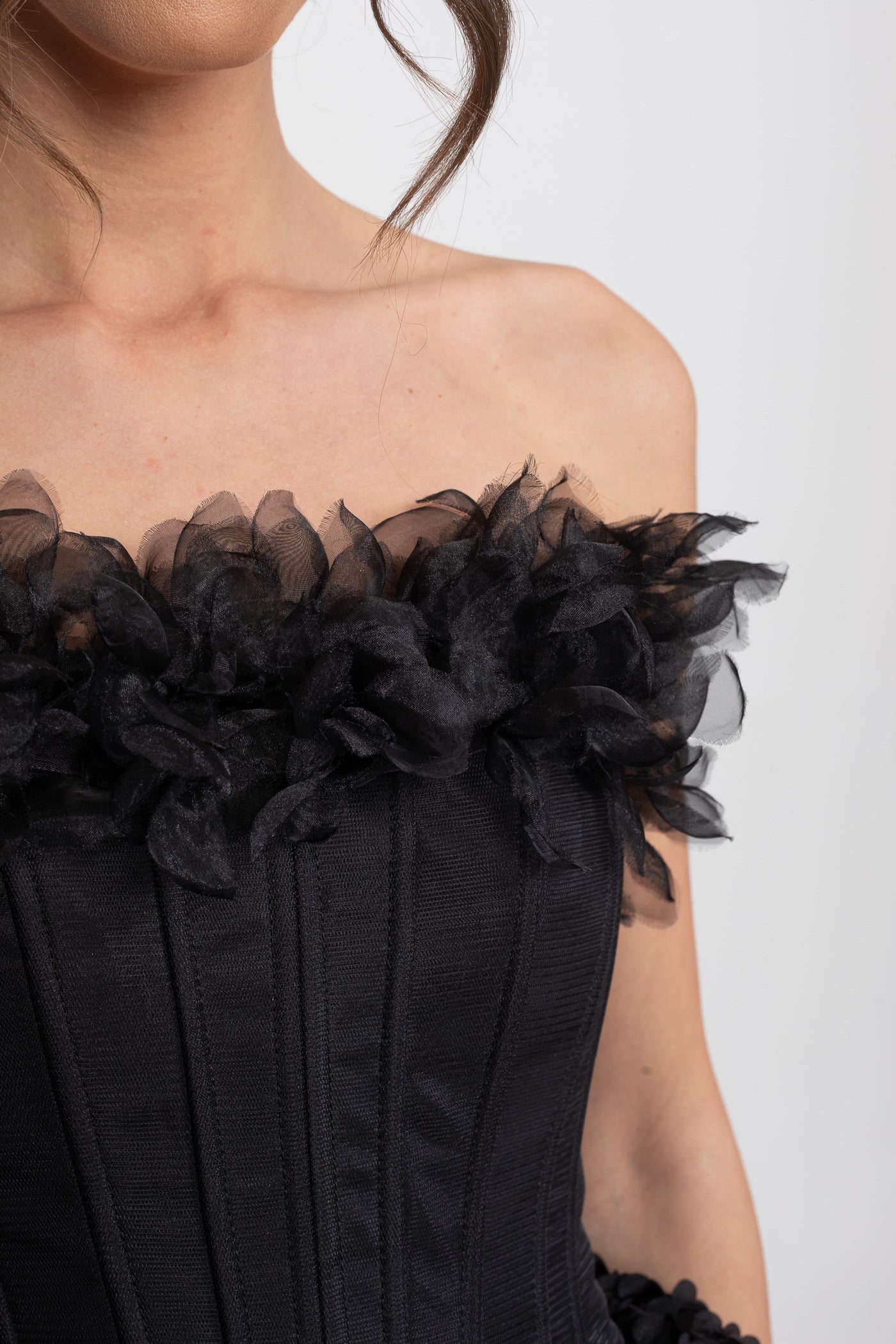 Trägerloses Korsett-Minikleid mit 3D-Rosen-Applikation am Rock - Schwarz