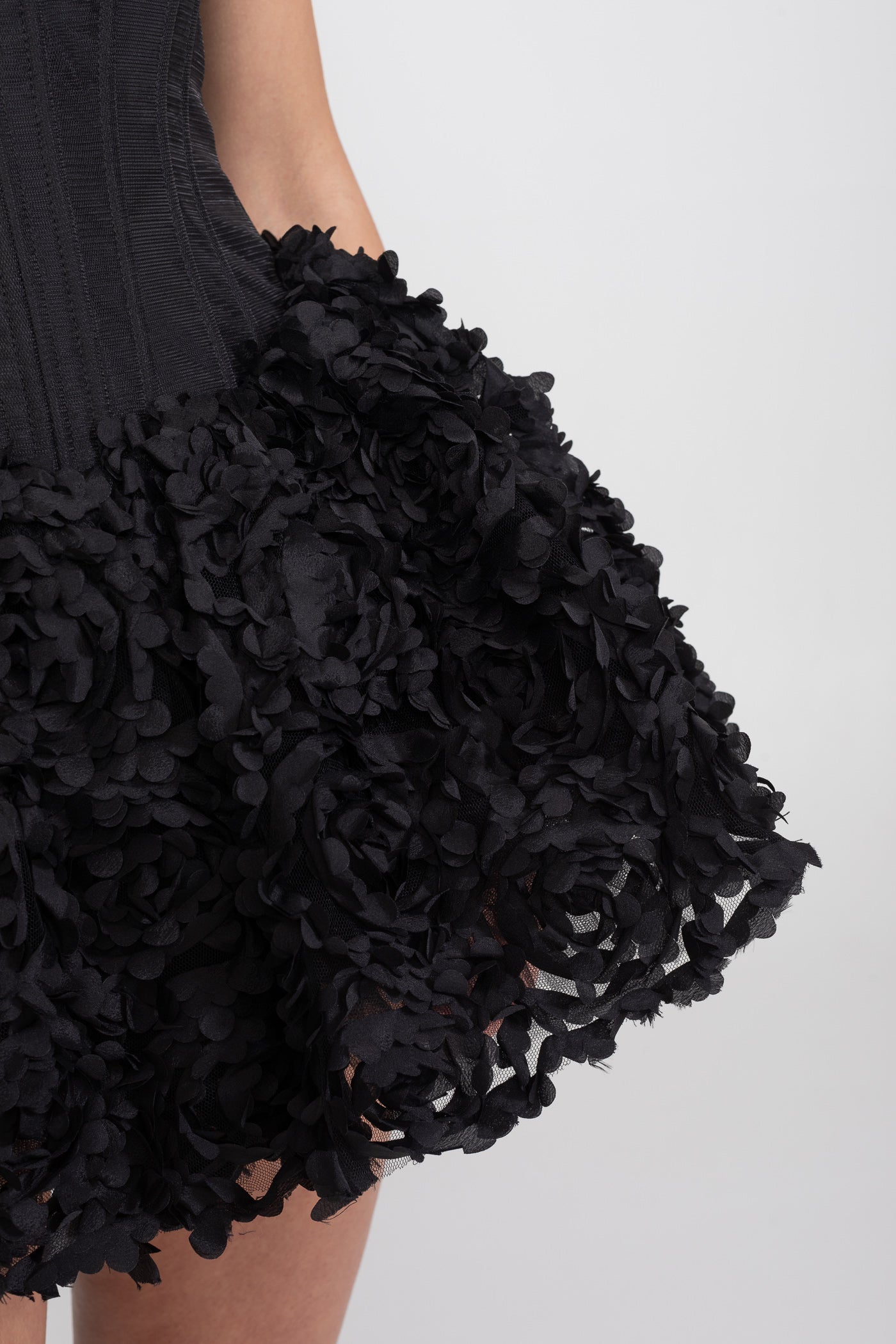 Trägerloses Korsett-Minikleid mit 3D-Rosen-Applikation am Rock - Schwarz