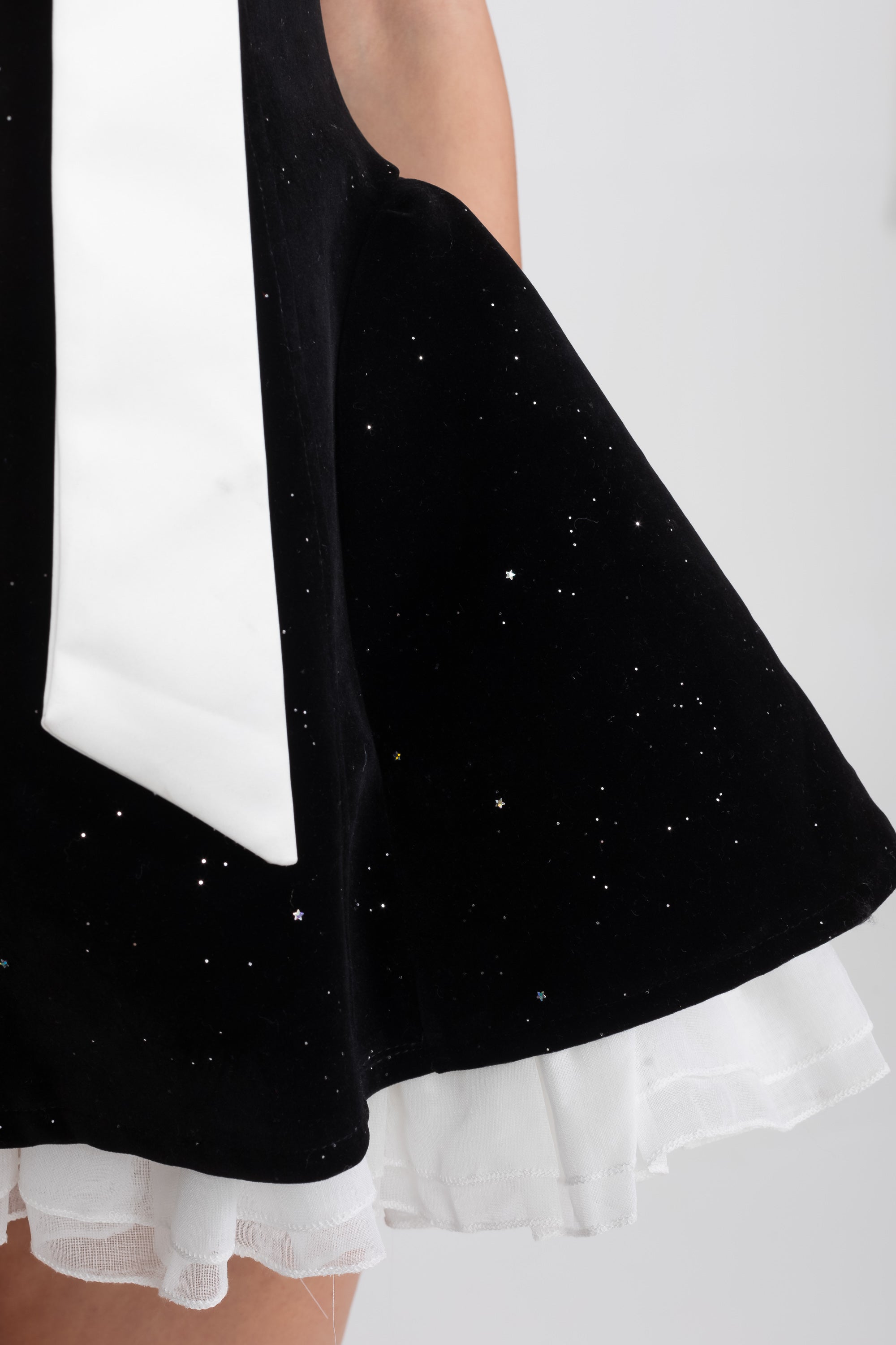 Trägerloses Mini-Kleid aus Samt mit Satinschleife und Rüschen-Saum - Schwarz