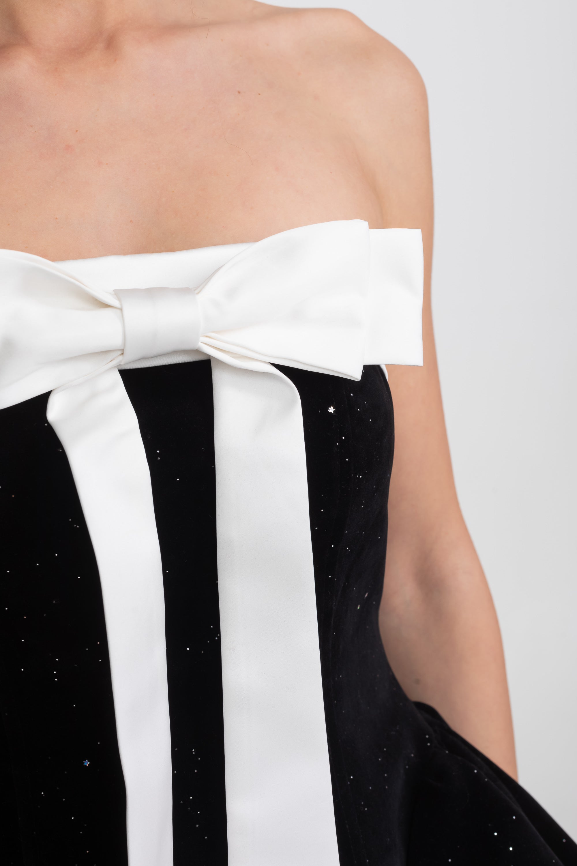 Trägerloses Mini-Kleid aus Samt mit Satinschleife und Rüschen-Saum - Schwarz