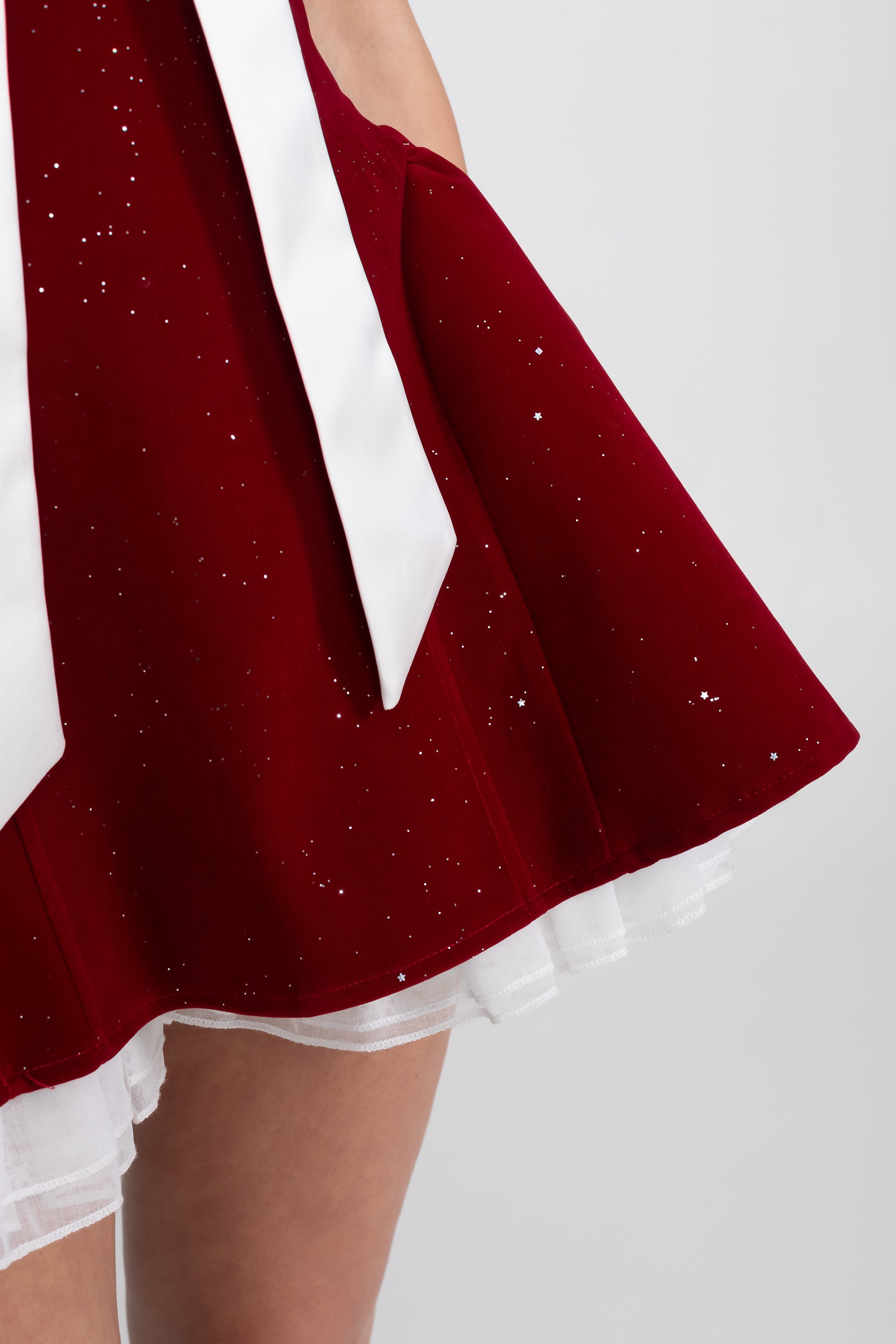 Trägerloses Mini-Kleid aus Samt mit Satin-Schleife und Rüschen-Saum - Rot