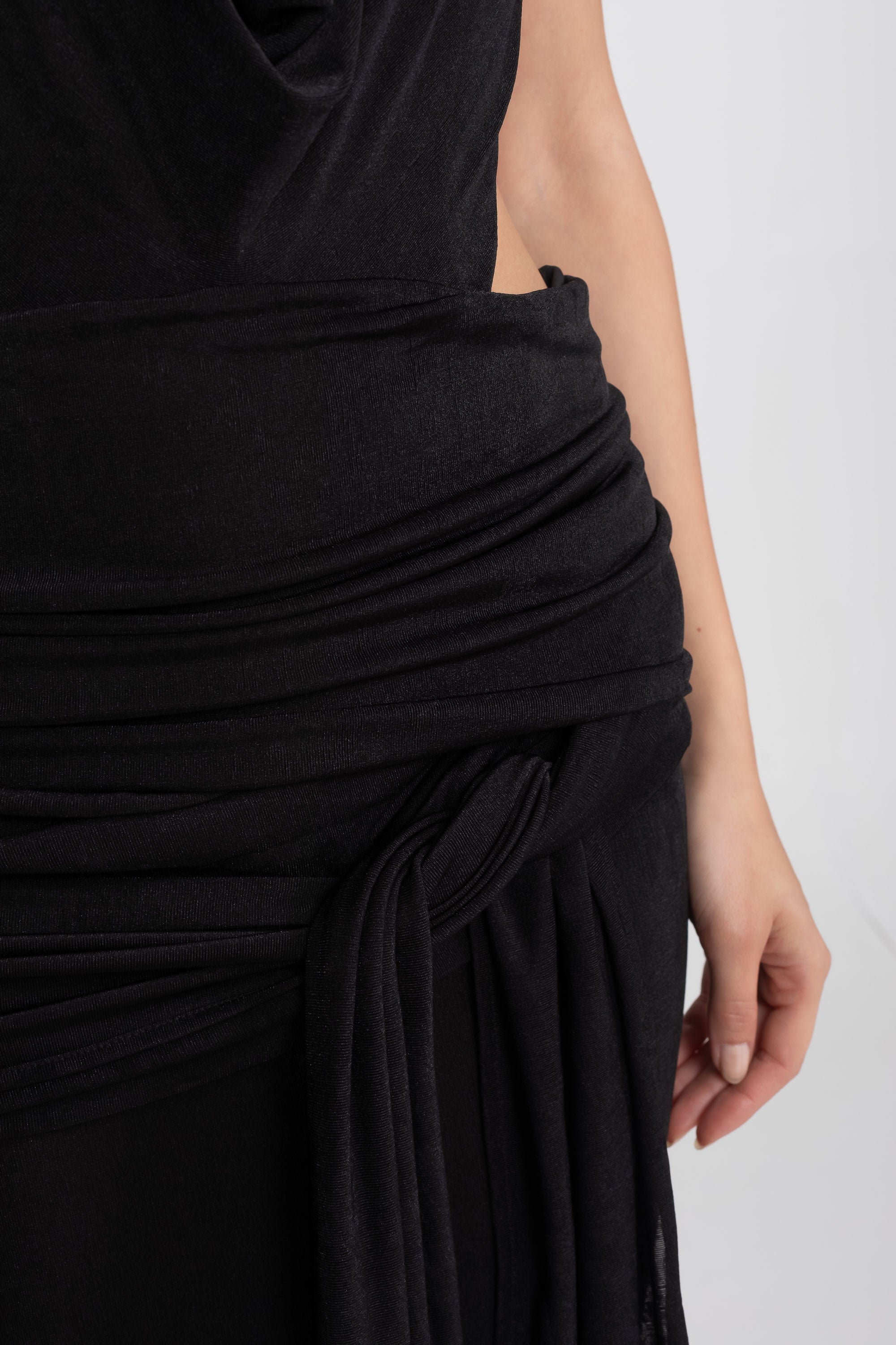Gerafftes Neckholder-Kleid mit Drapierungsdetail und seitlicher Schleife - Schwarz