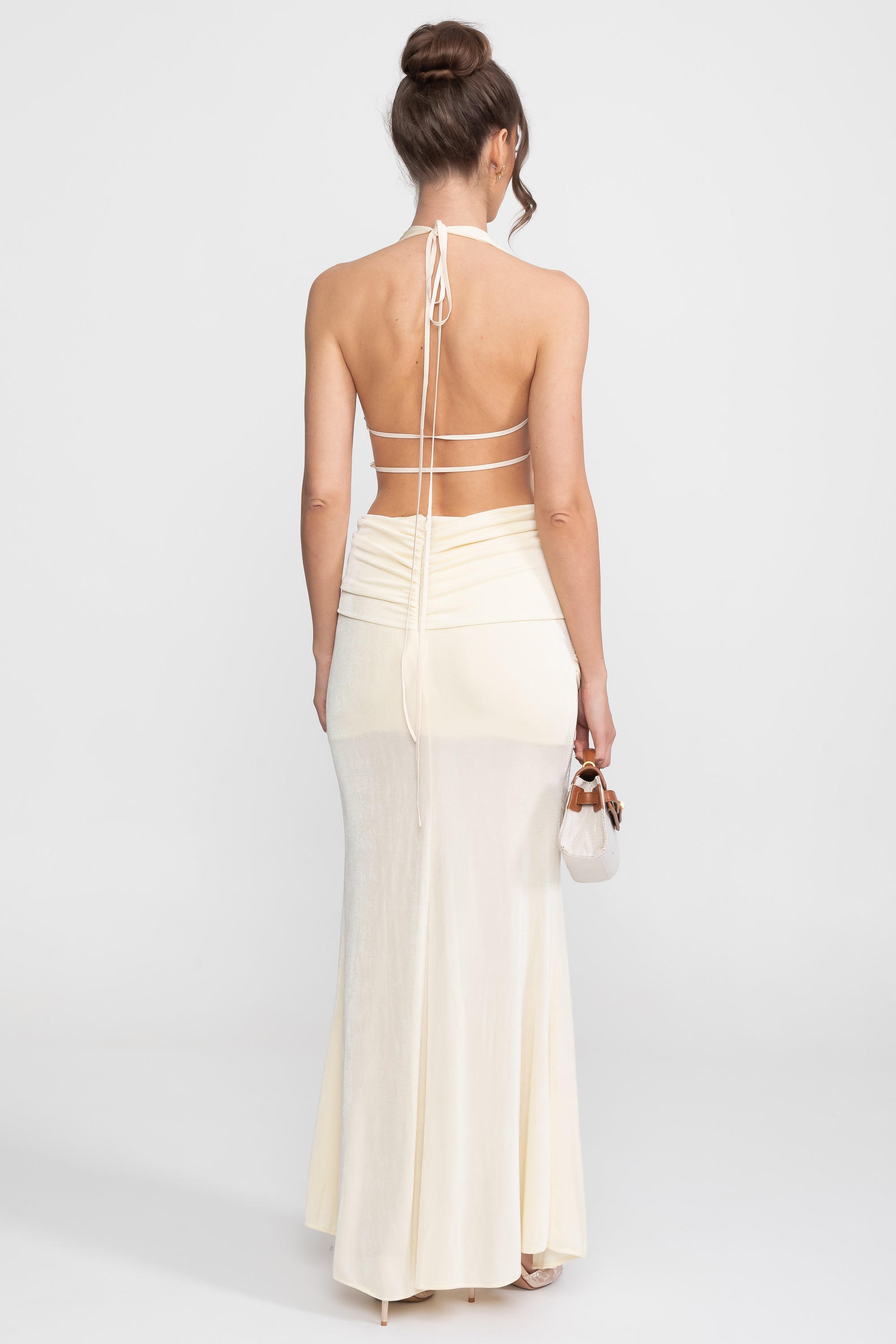 Gerafftes Halterneck-Abendkleid mit Drapierung und seitlichem Bindedetail - Ivoire