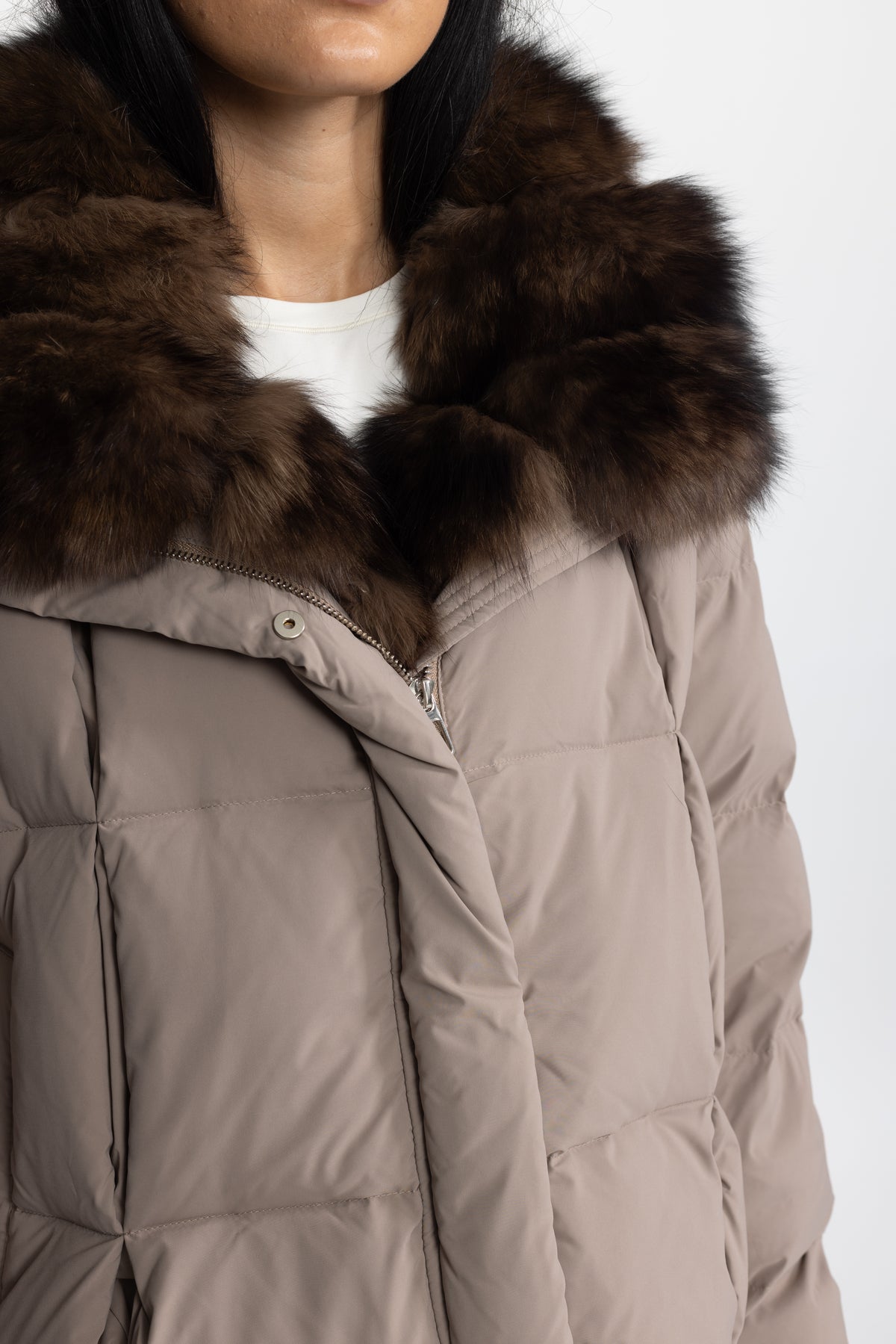 Daunen-Pufferjacke in Cropped-Länge mit Fuchspelzkragen – Taupe