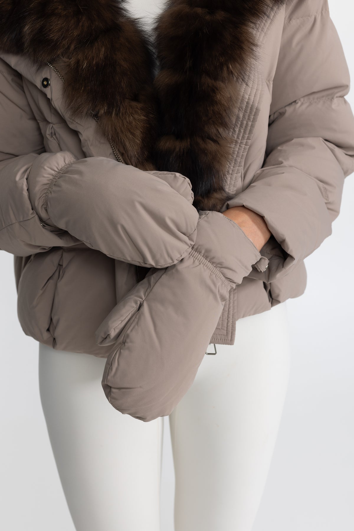 Daunen-Pufferjacke in Cropped-Länge mit Fuchspelzkragen – Taupe