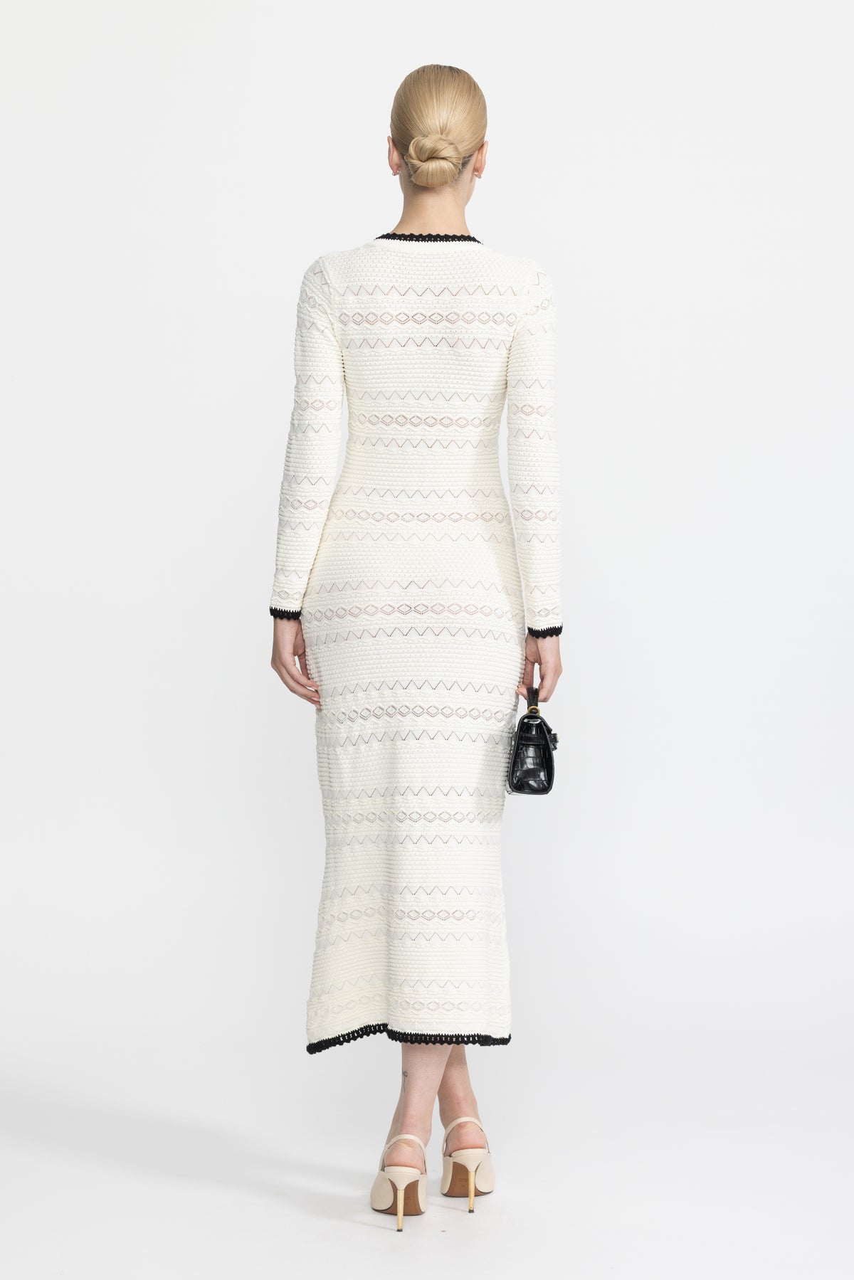 Strick-Midikleid mit Knopfleiste, Häkelbesatz und Blumenbrosche - Ivoire