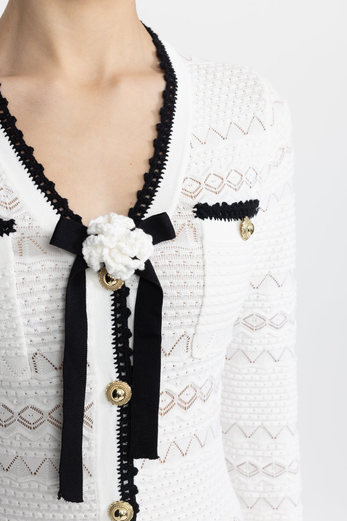 Midi-Strickkleid mit Knopfleiste, Häkelbesatz und Blumenbrosche - Weiß