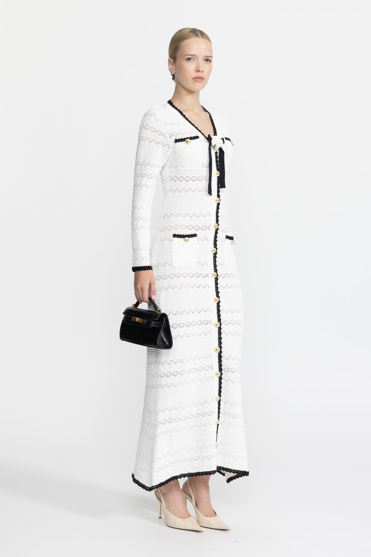 Midi-Strickkleid mit Knopfleiste, Häkelbesatz und Blumenbrosche - Weiß