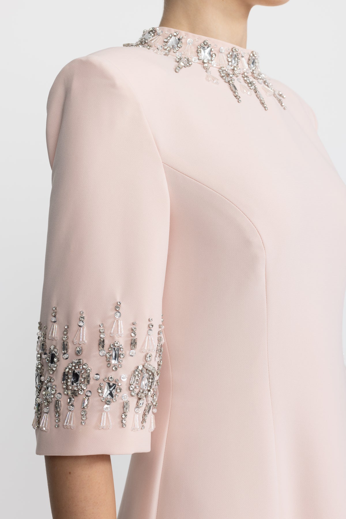 Maxikleid in Pink mit kristallverziertem Kragen und Manschetten