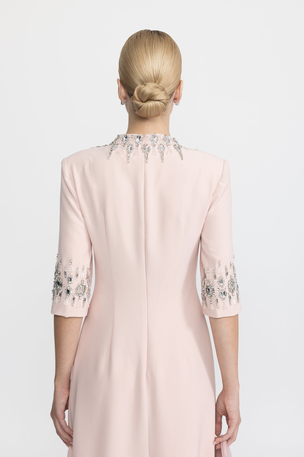 Maxikleid in Pink mit kristallverziertem Kragen und Manschetten