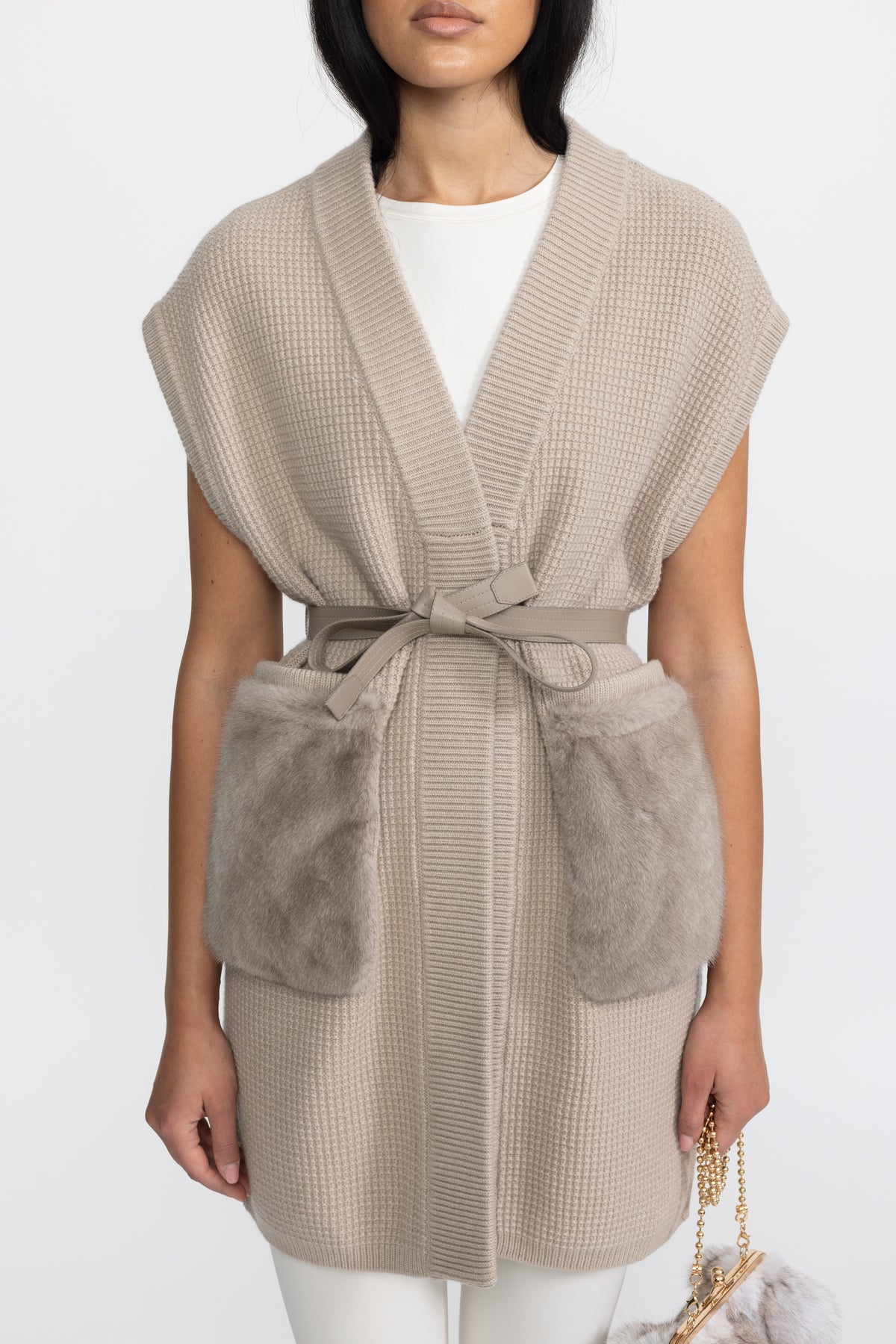 Taillierte Waffelstrick-Weste mit Pelztaschen und Gürtel – Beige