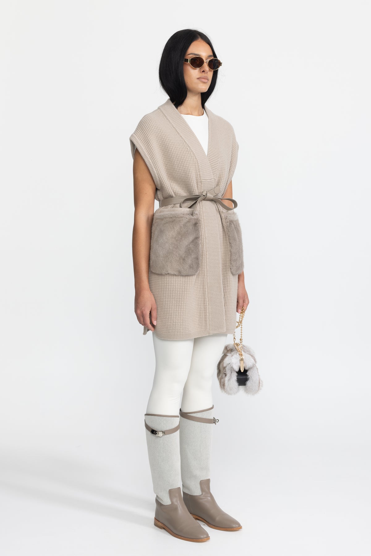 Taillierte Waffelstrick-Weste mit Pelztaschen und Gürtel – Beige