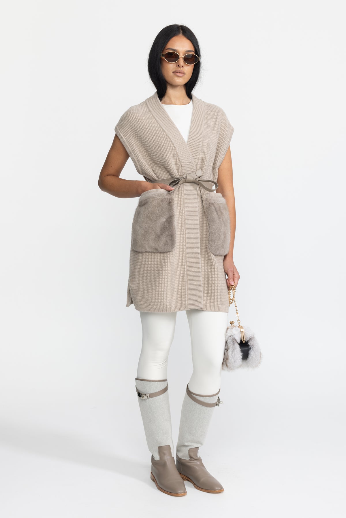 Taillierte Waffelstrick-Weste mit Pelztaschen und Gürtel – Beige