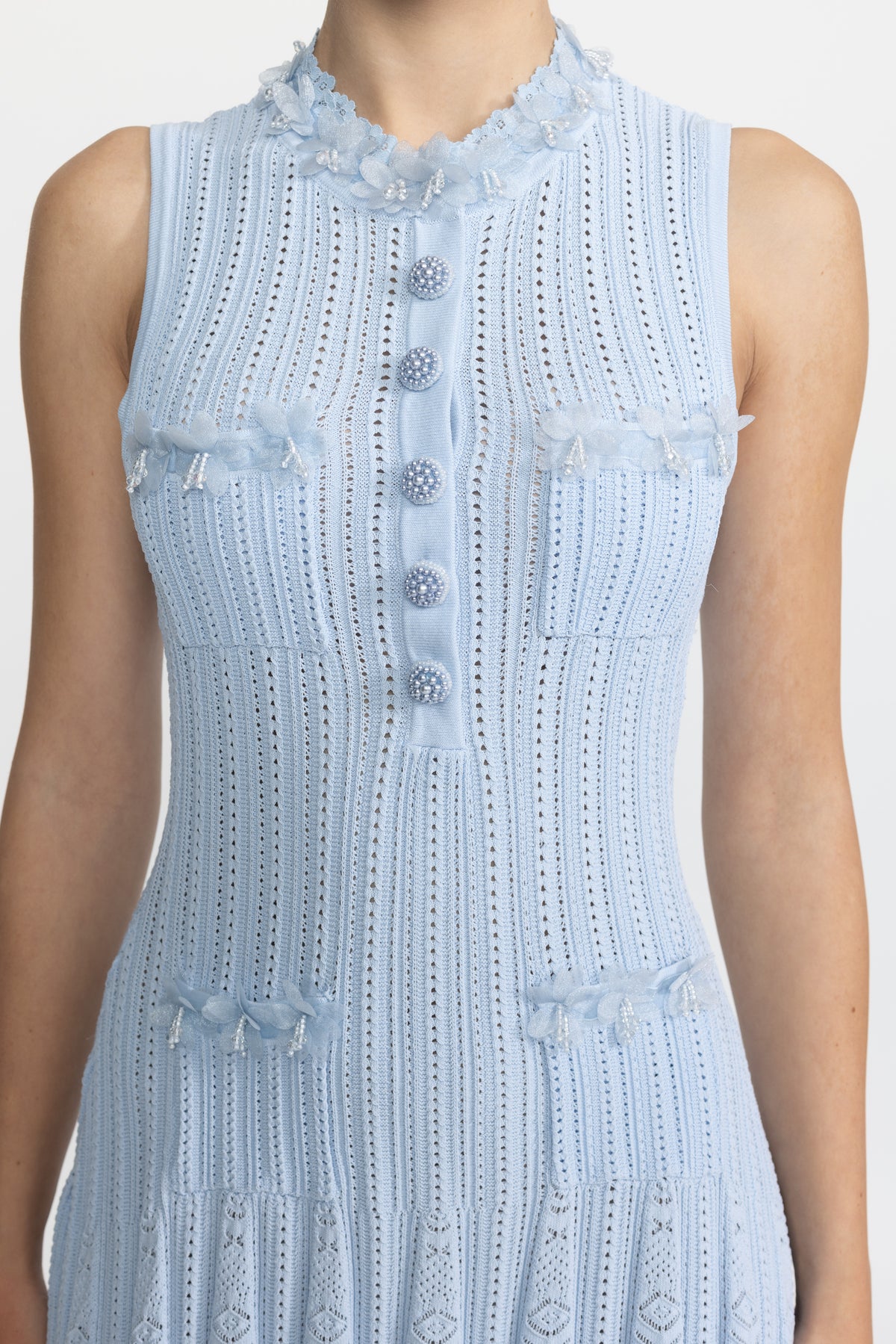 Pointelle-Strick-Minikleid mit Organza-Blütenbesatz – Hellblau