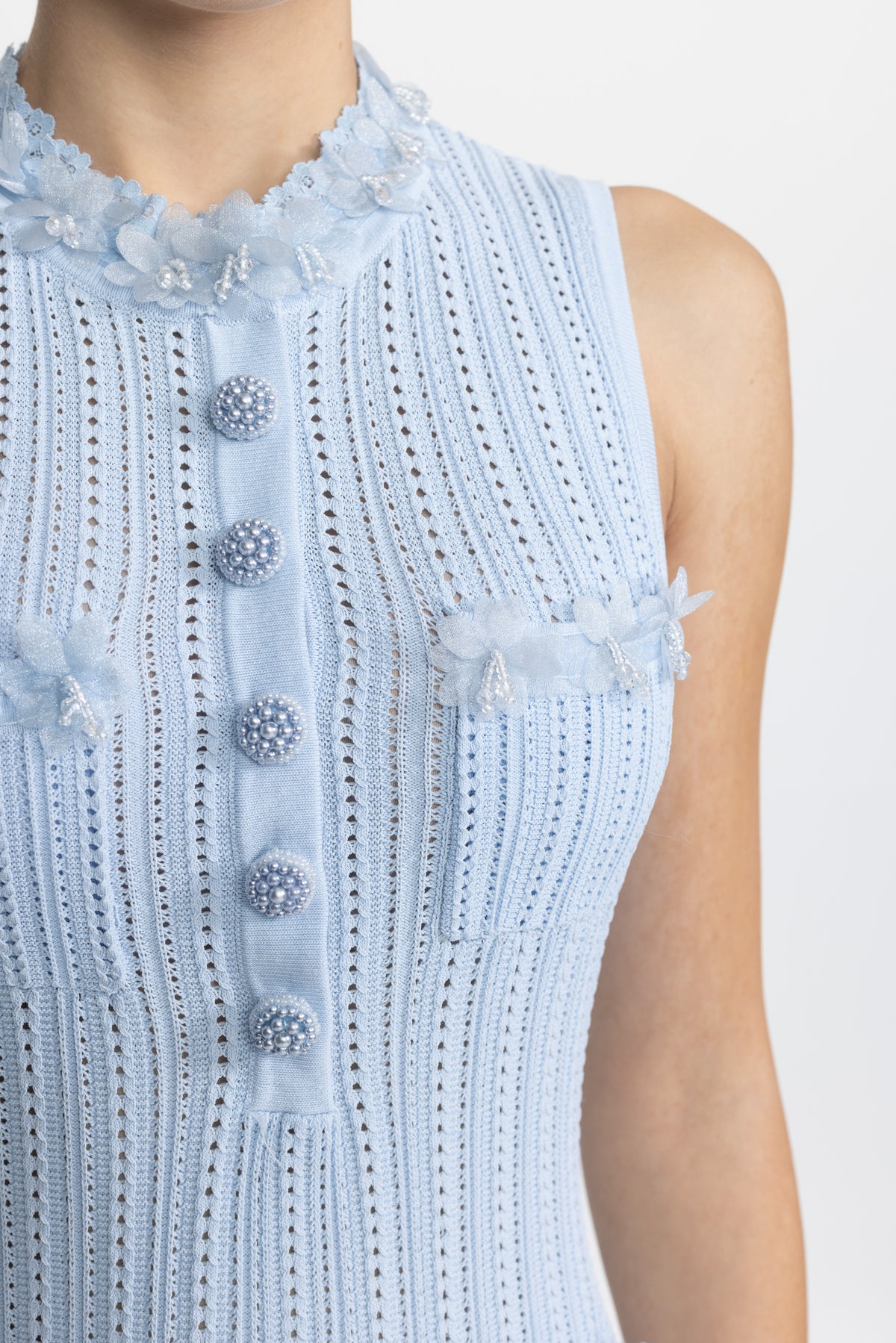 Pointelle-Strick-Minikleid mit Organza-Blütenbesatz – Hellblau