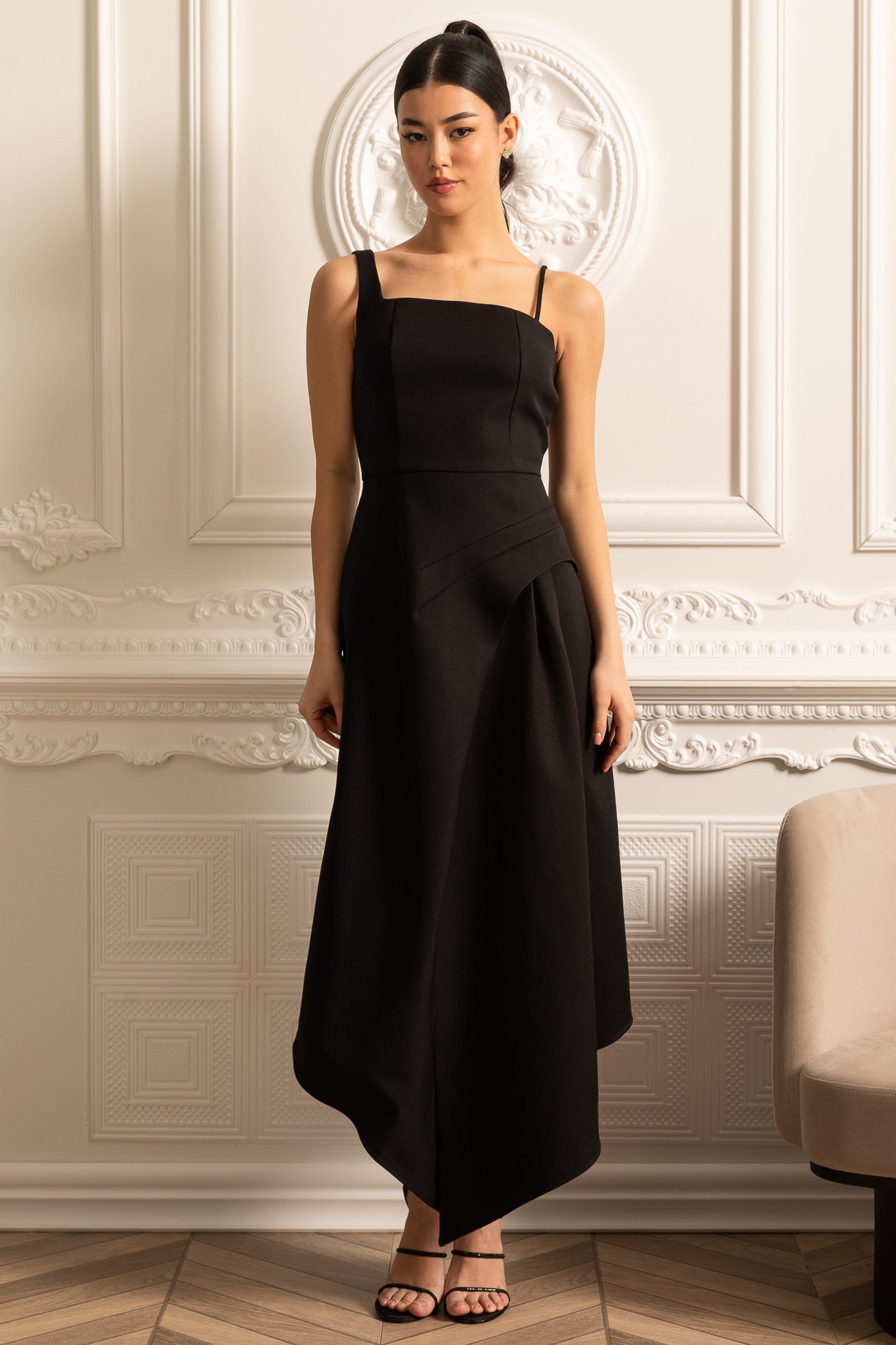 Elegantes asymmetrisches Kleid mit kontrastierendem, abnehmbarem weißem Capelet – Schwarz