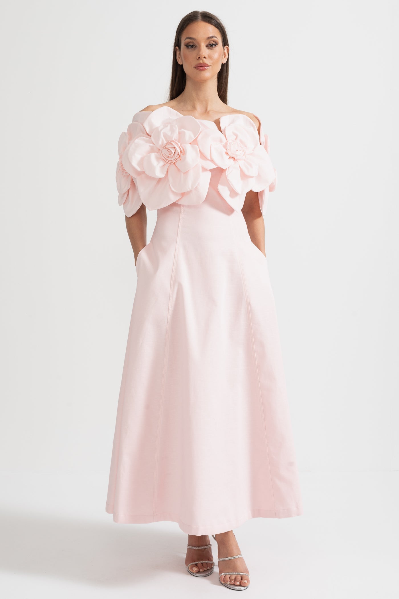 Schulterfreies Midikleid mit großen floralen Stoffakzenten – Pink