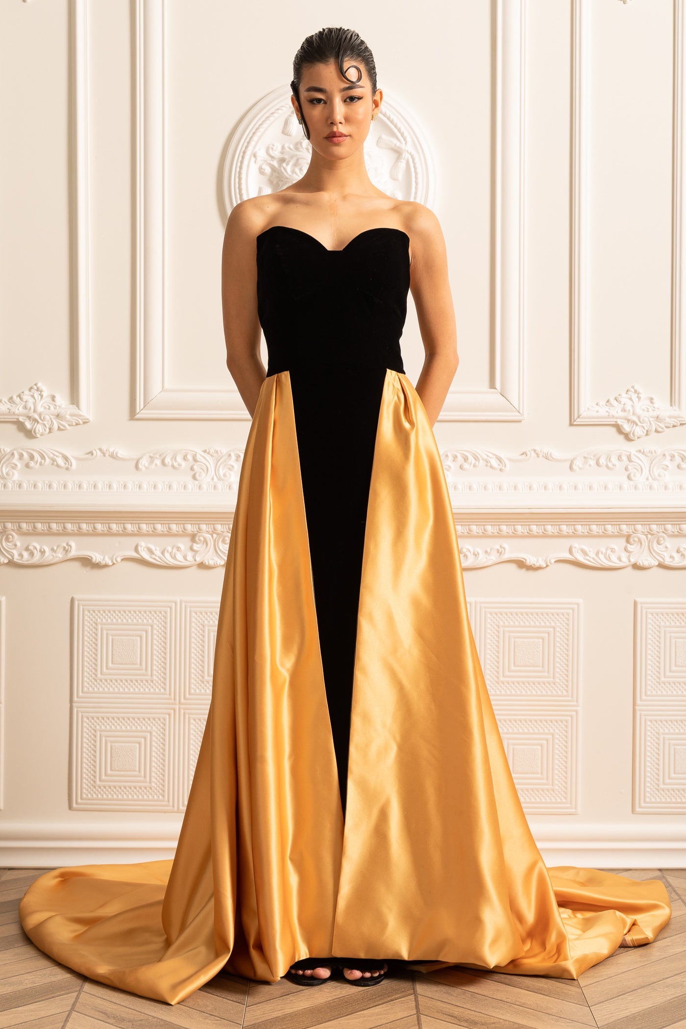 Samtkleid mit tailliertem Oberteil und fließendem Rock aus goldenem Satin - Schwarz