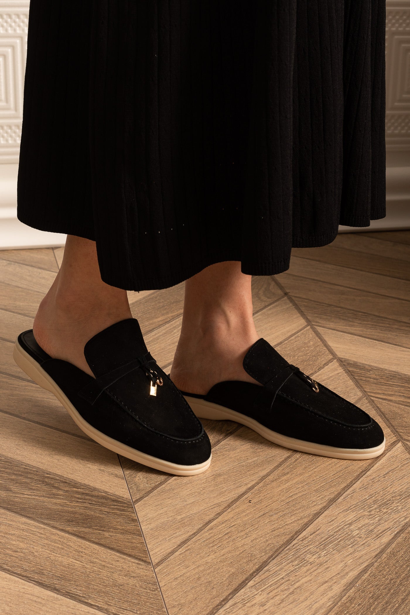 Wildleder-Loafer mit kontrastierender Sohle und Metallanhängern – Schwarz
