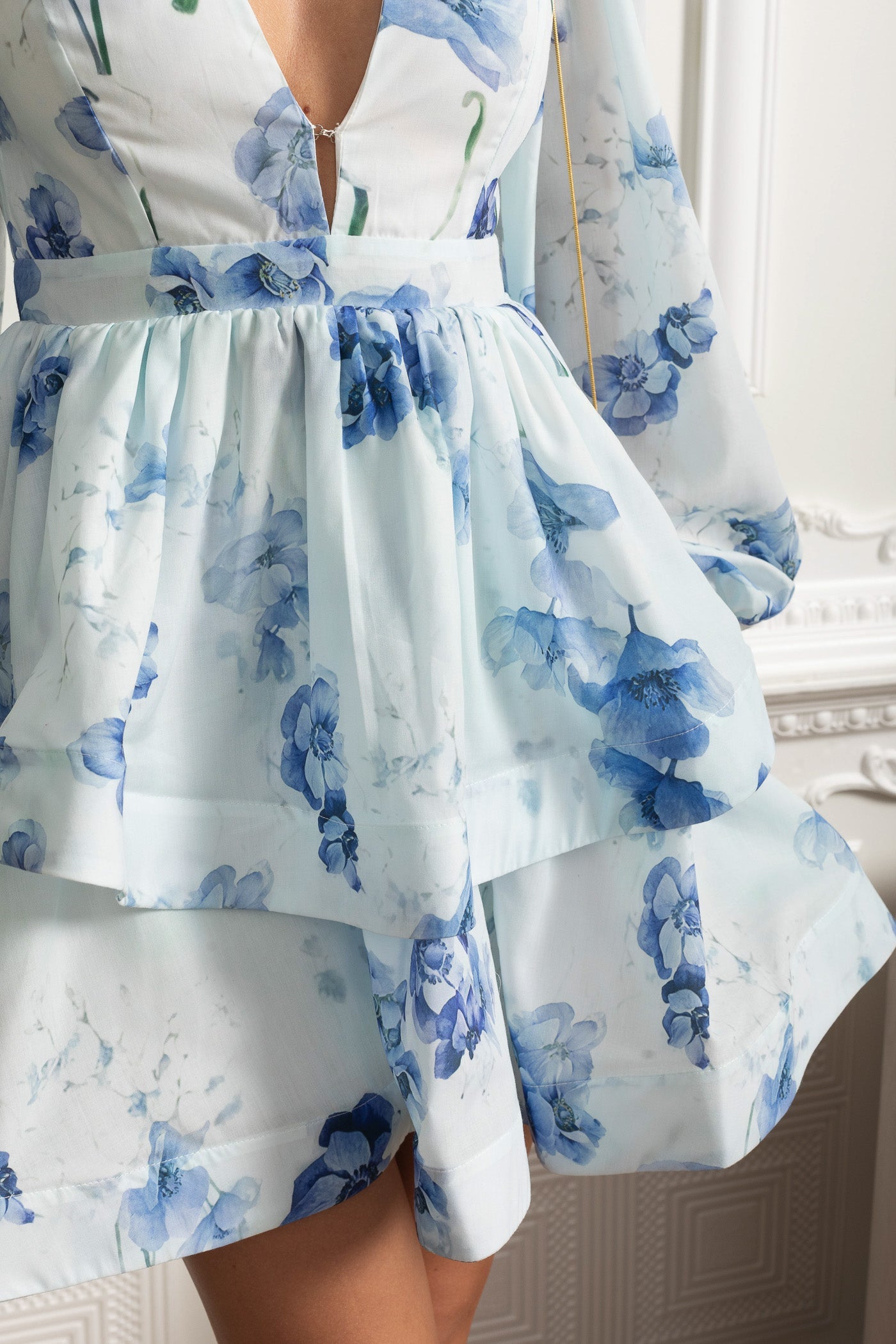 Florales romantisches Mini-Kleid mit voluminösen Ärmeln und Peplum-Detail - Weiß/Blau