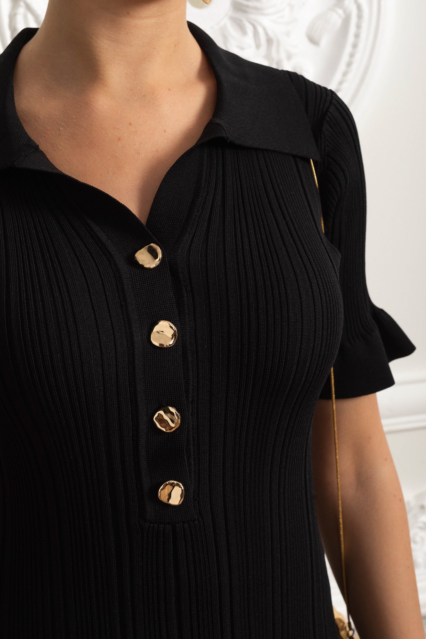 Geripptes Mini-Kleid mit Knopfleiste und Volantsärmeln – Schwarz