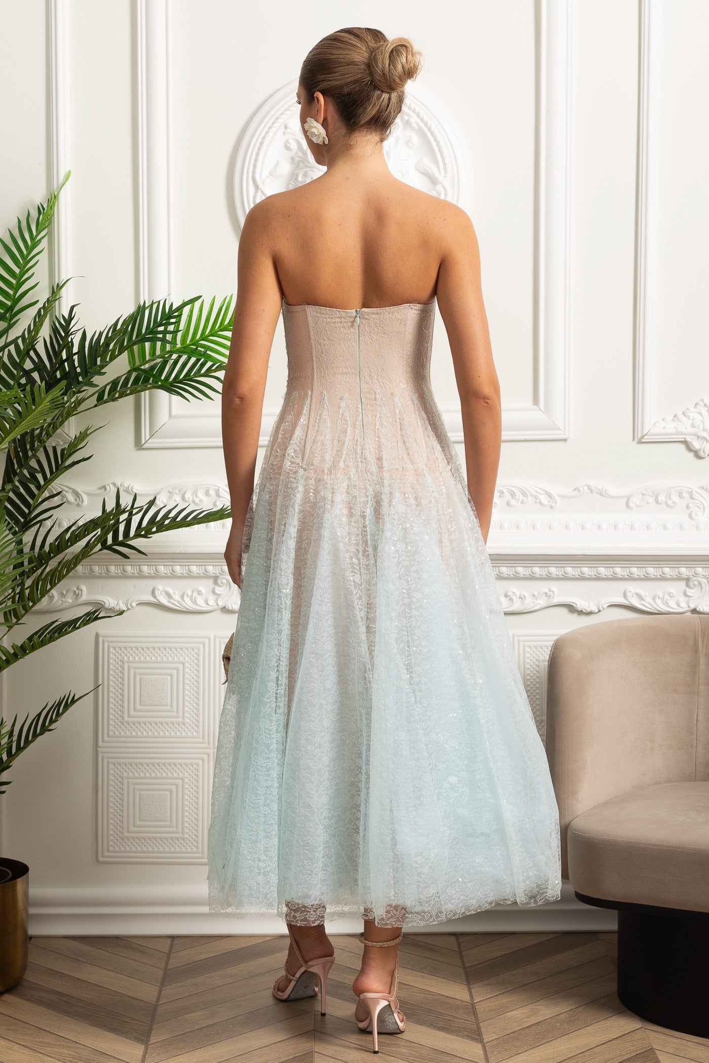 Trägerloses A-Linien-Midikleid mit schimmerndem, strukturiertem Overlay – Türkisfarbener Farbverlauf